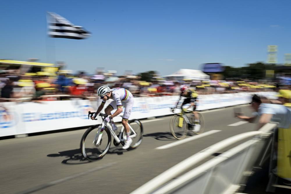 Pogacar y Vingegaard, en el sprint del Muro de Bretaña.