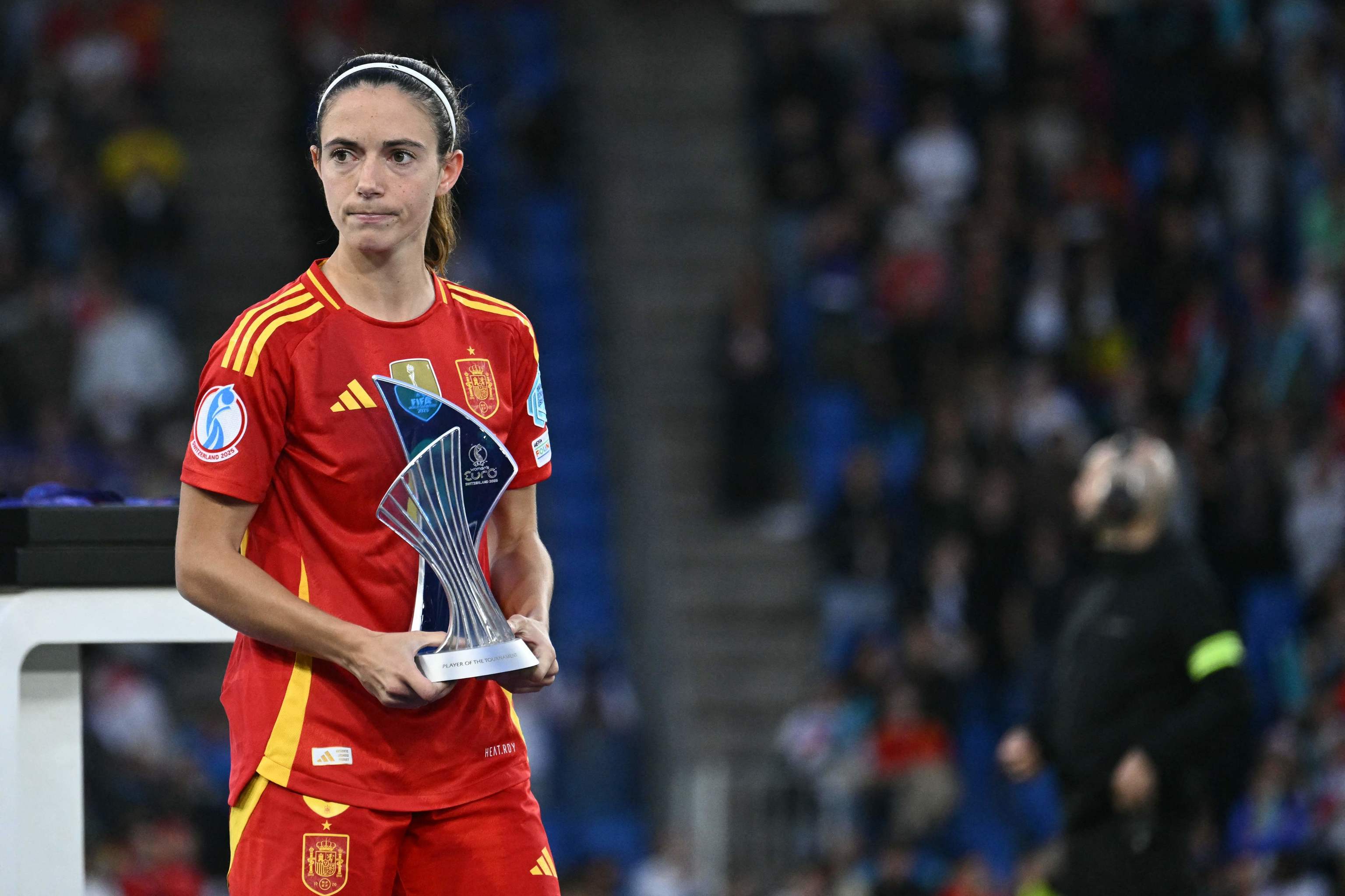 Aitana, cariacontecida, con su trofeo de MVP de la Eurocopa.
