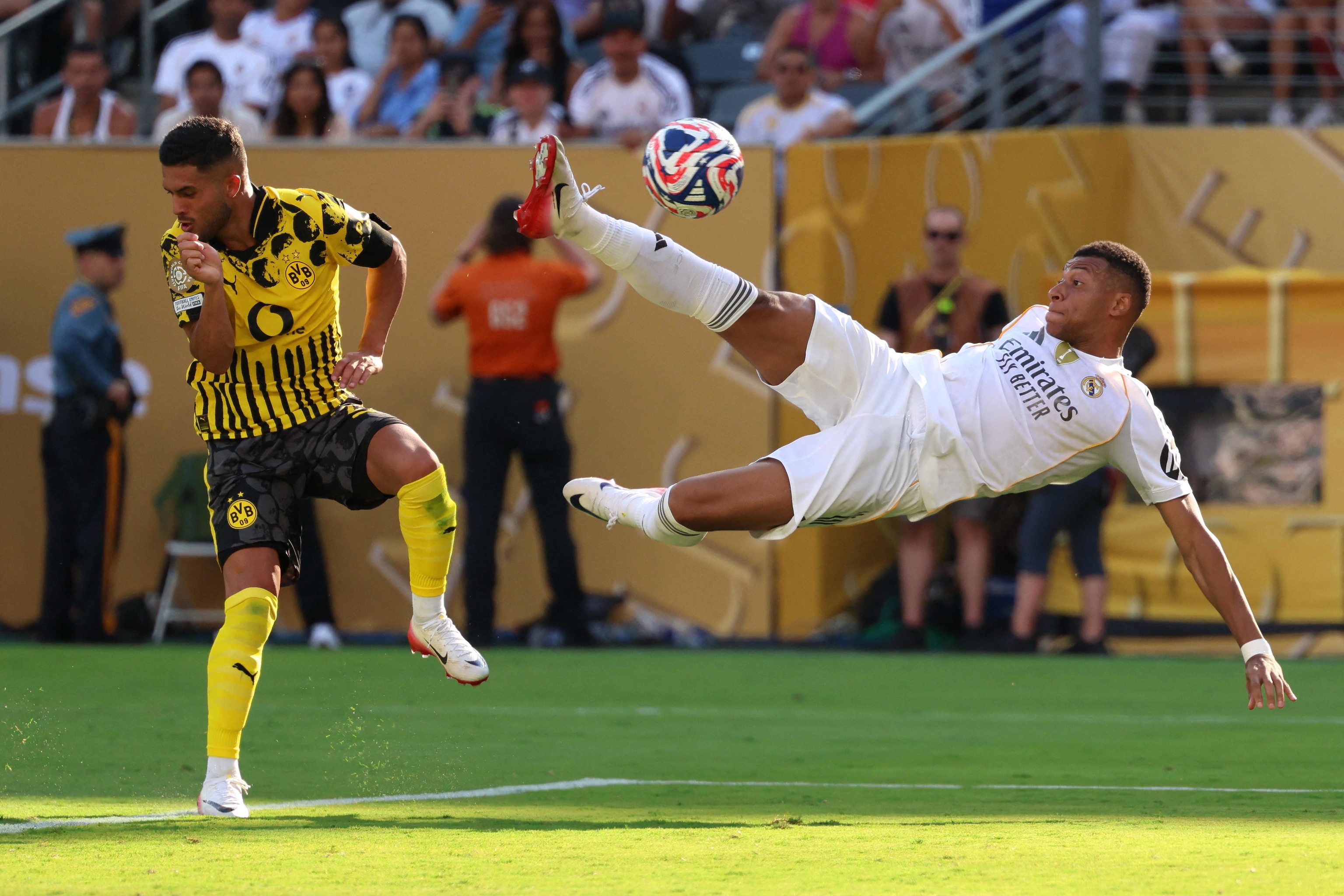 Mbappé anota el 3-1 al Dortmund ante Yan Couto.