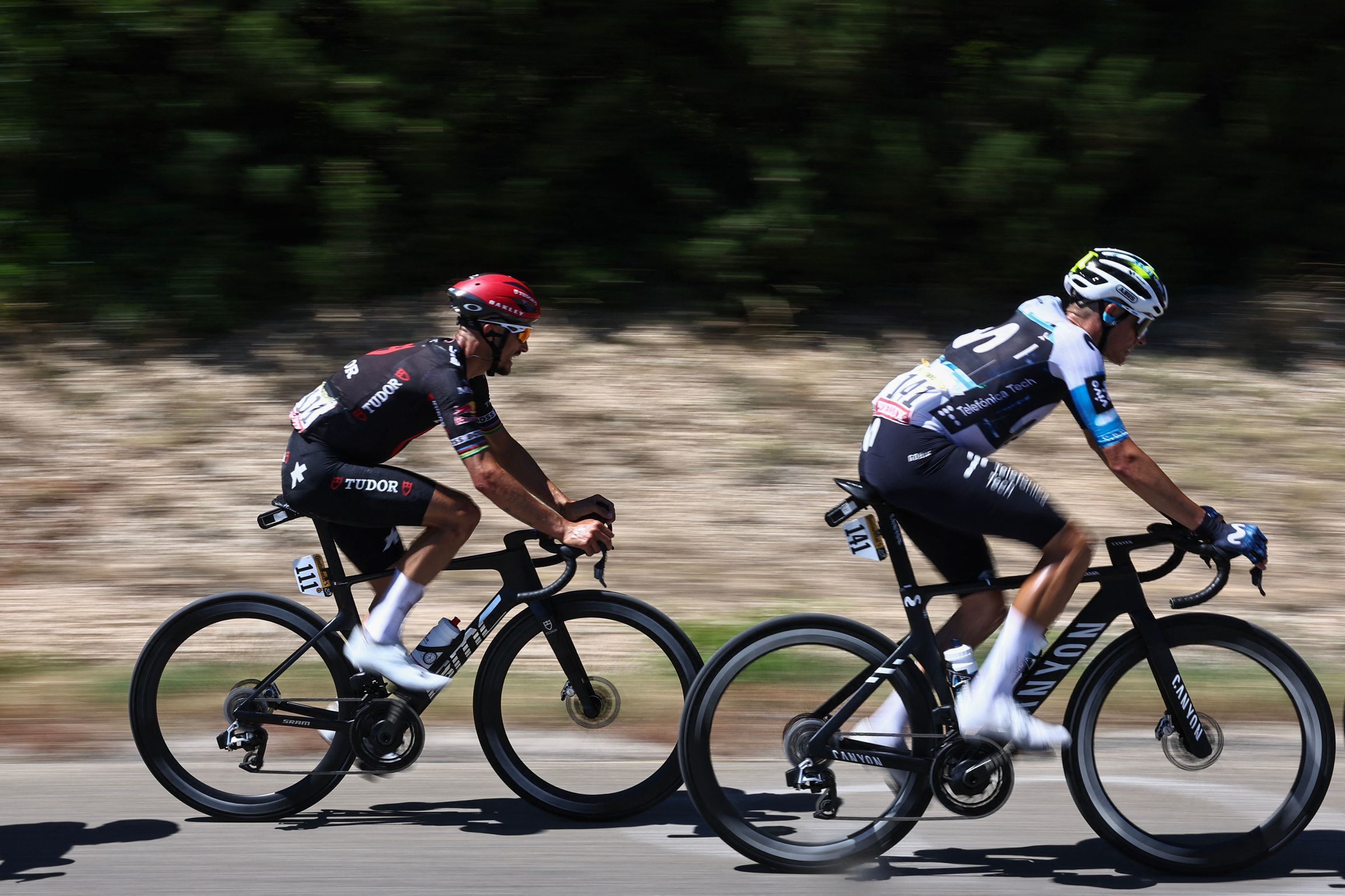 Enric Mas y Alaphilippe, en la escapada.