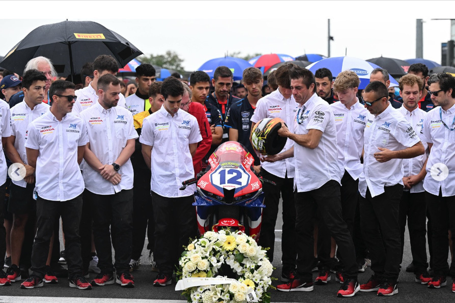 Homenaje a Borja Gómez en Magny Cours.