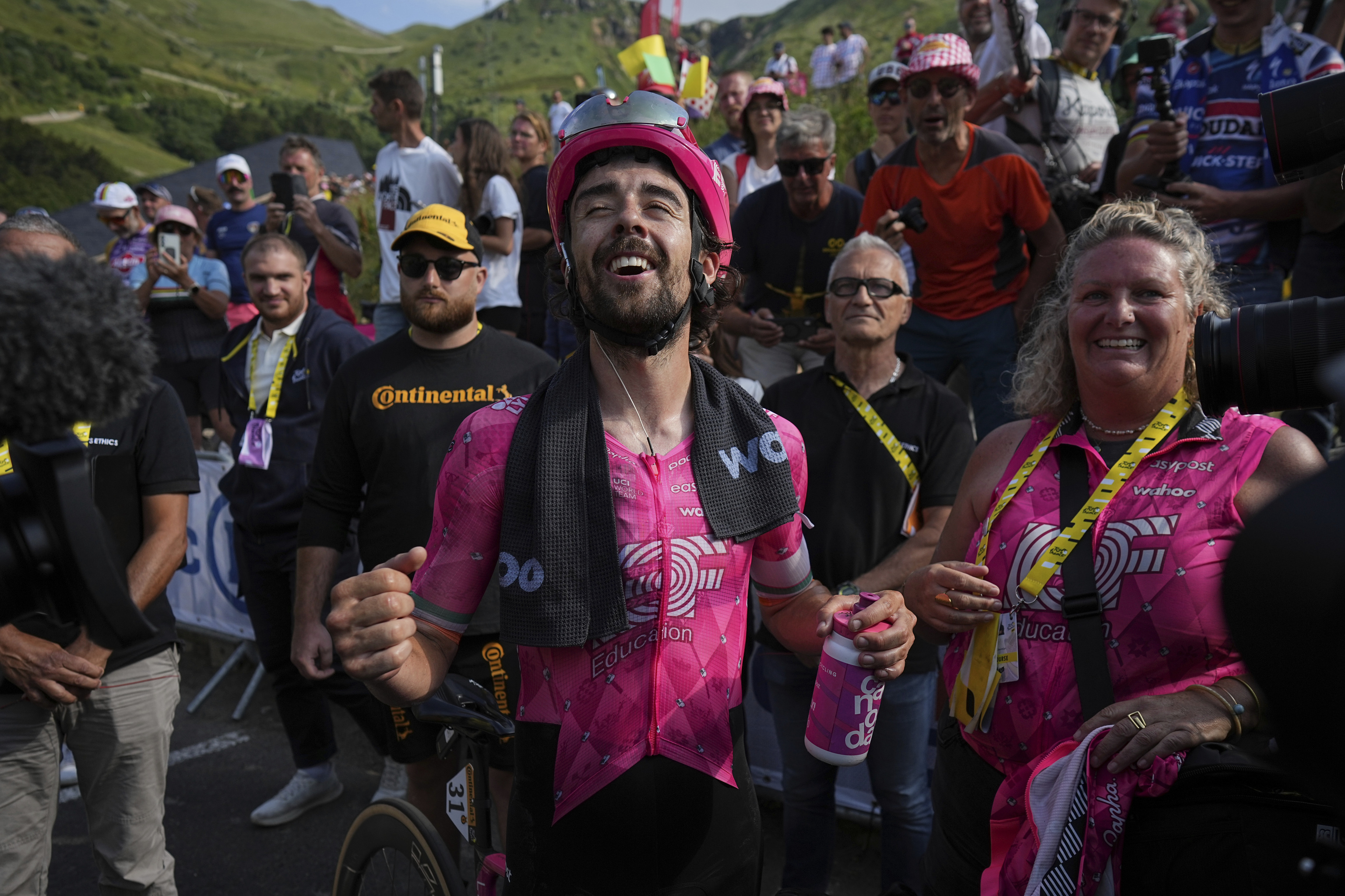 Ben Healy festeja su liderato del Tour.