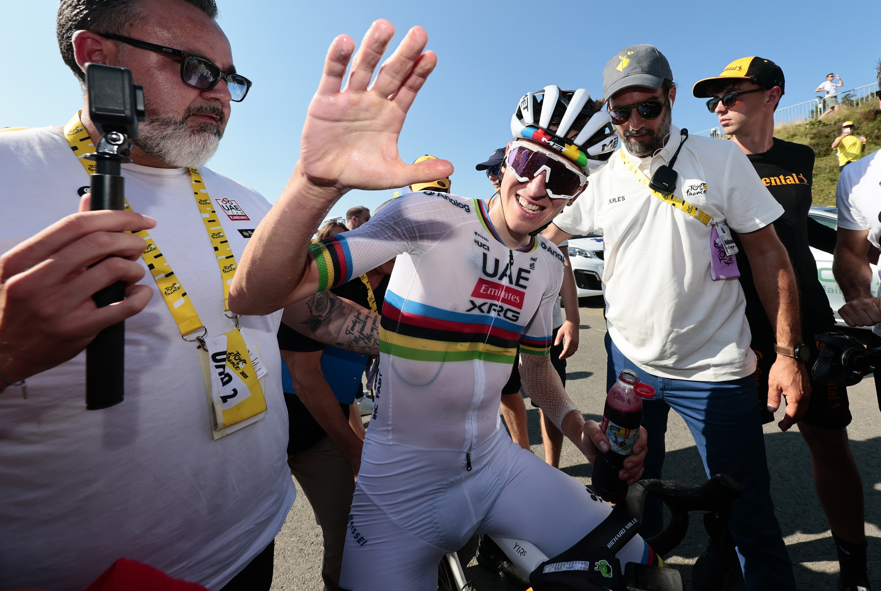 Pogacar celebra su victoria en Hautacam.