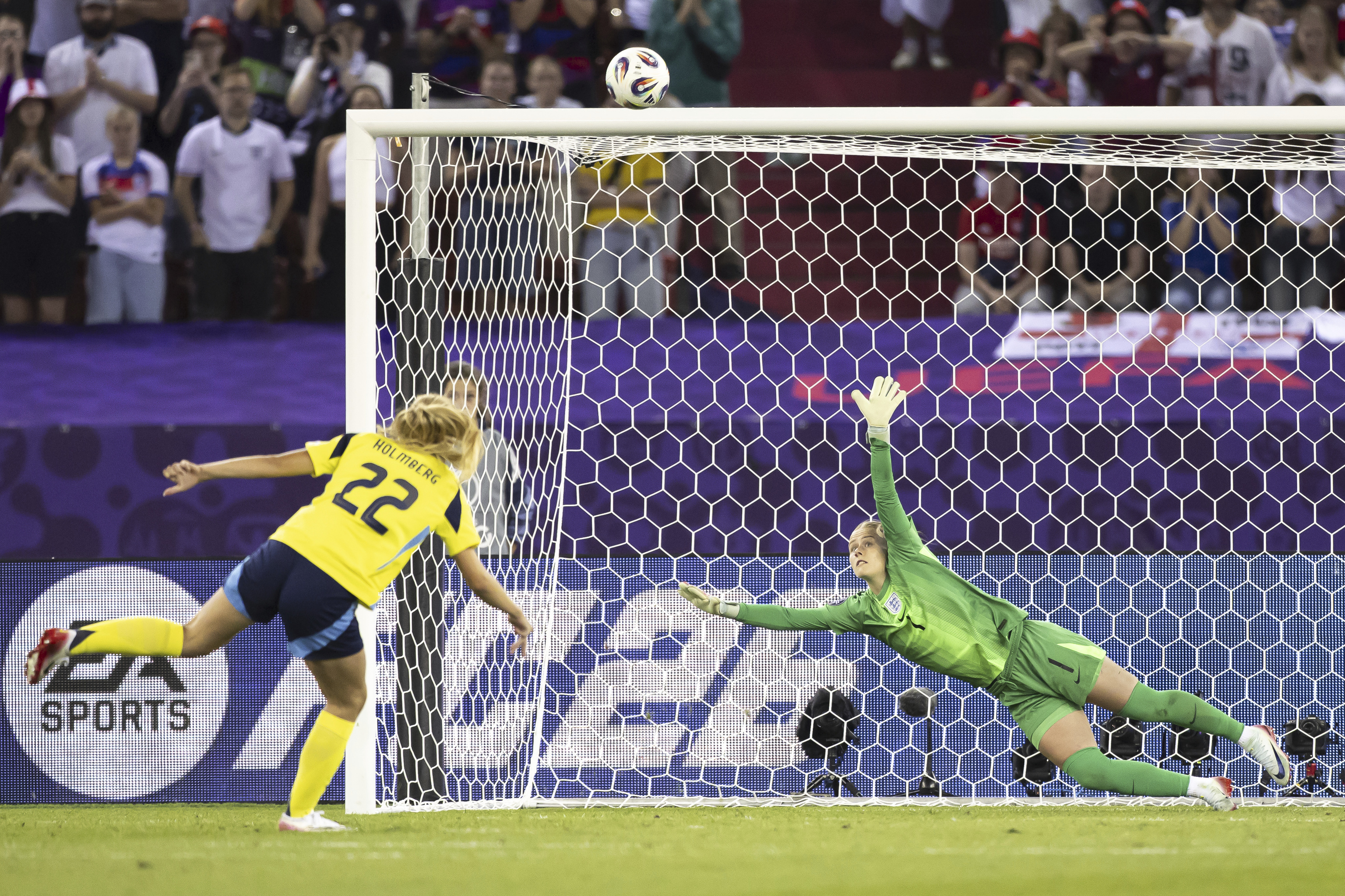 La sueca Holmberg, en el último lanzamiento de la tanda ante Inglaterra.