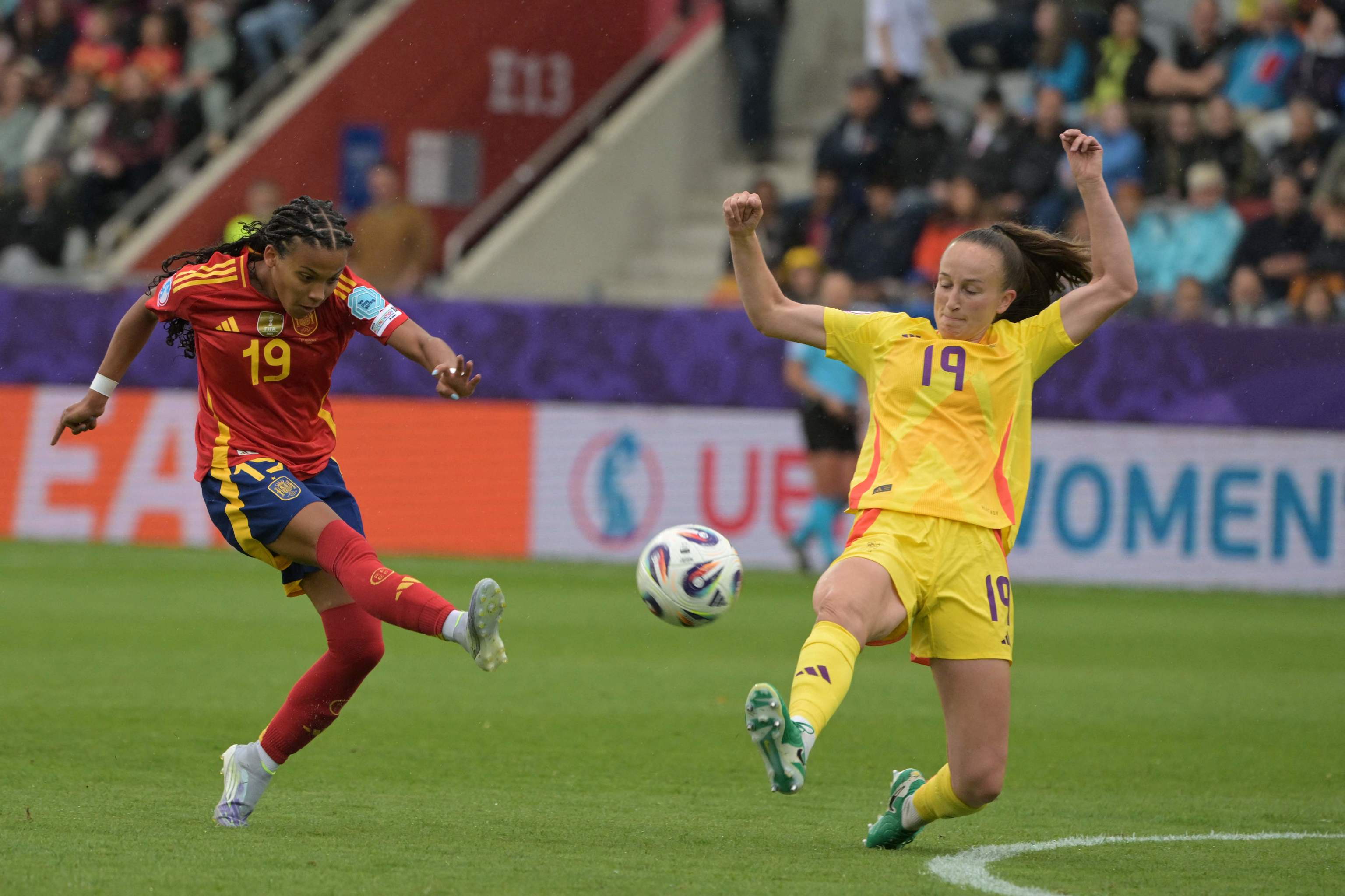 Disparo de Vicky López durante el partido ante Bélgica.