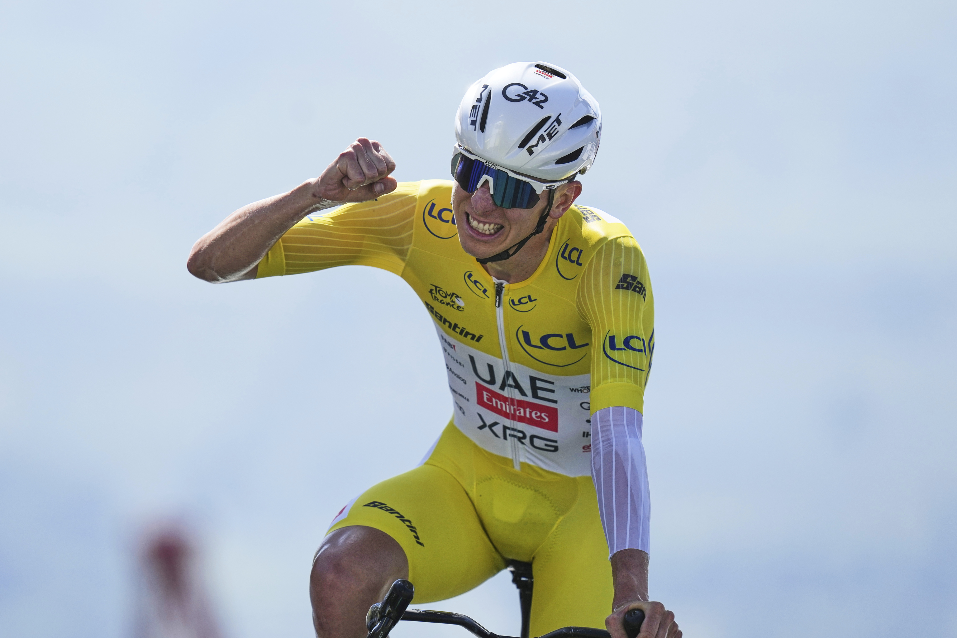 Pogacar celebra su victoria, en Peyragudes.