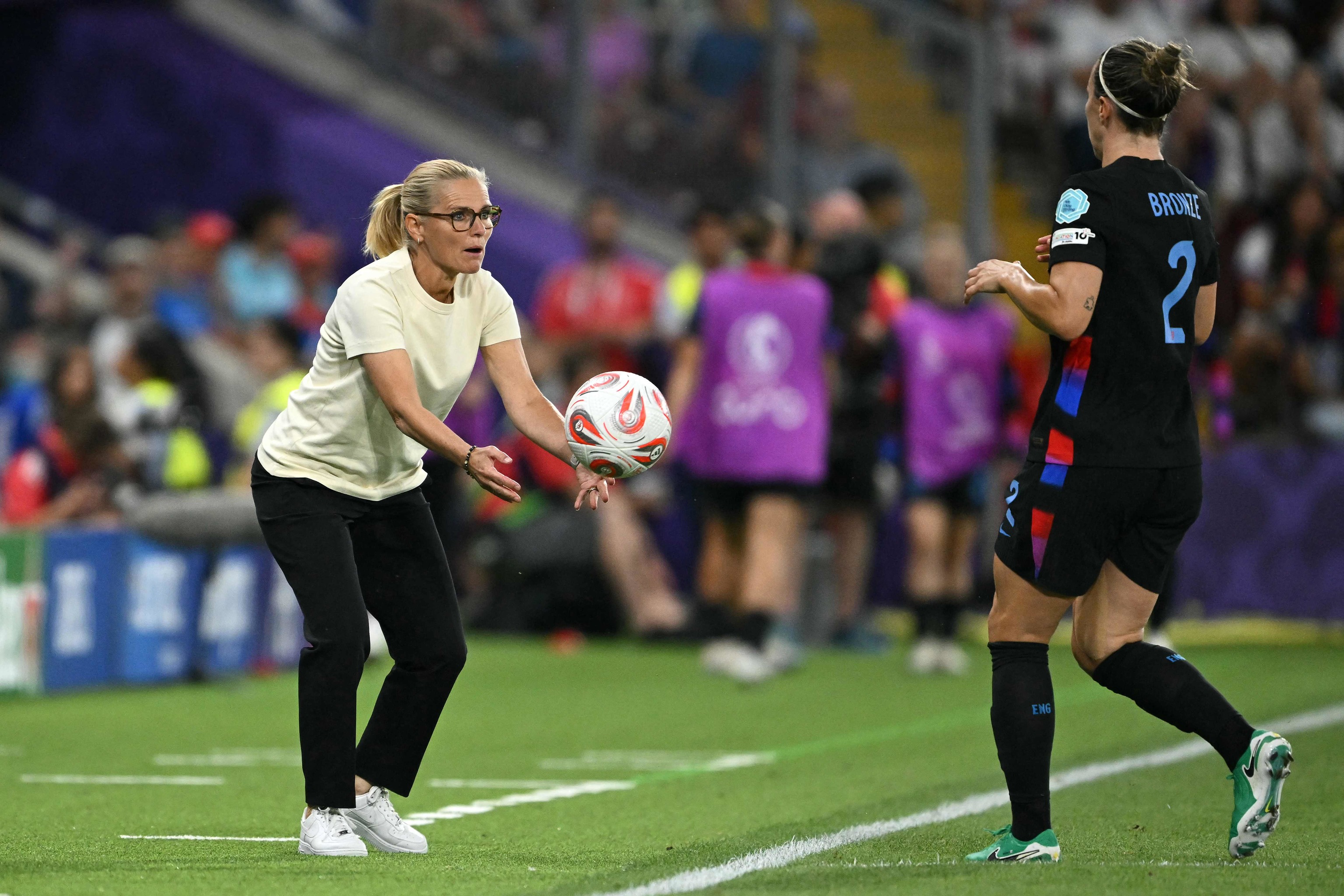 Wiegman acerca el balón a Bronze durante la semifinal ante Italia.