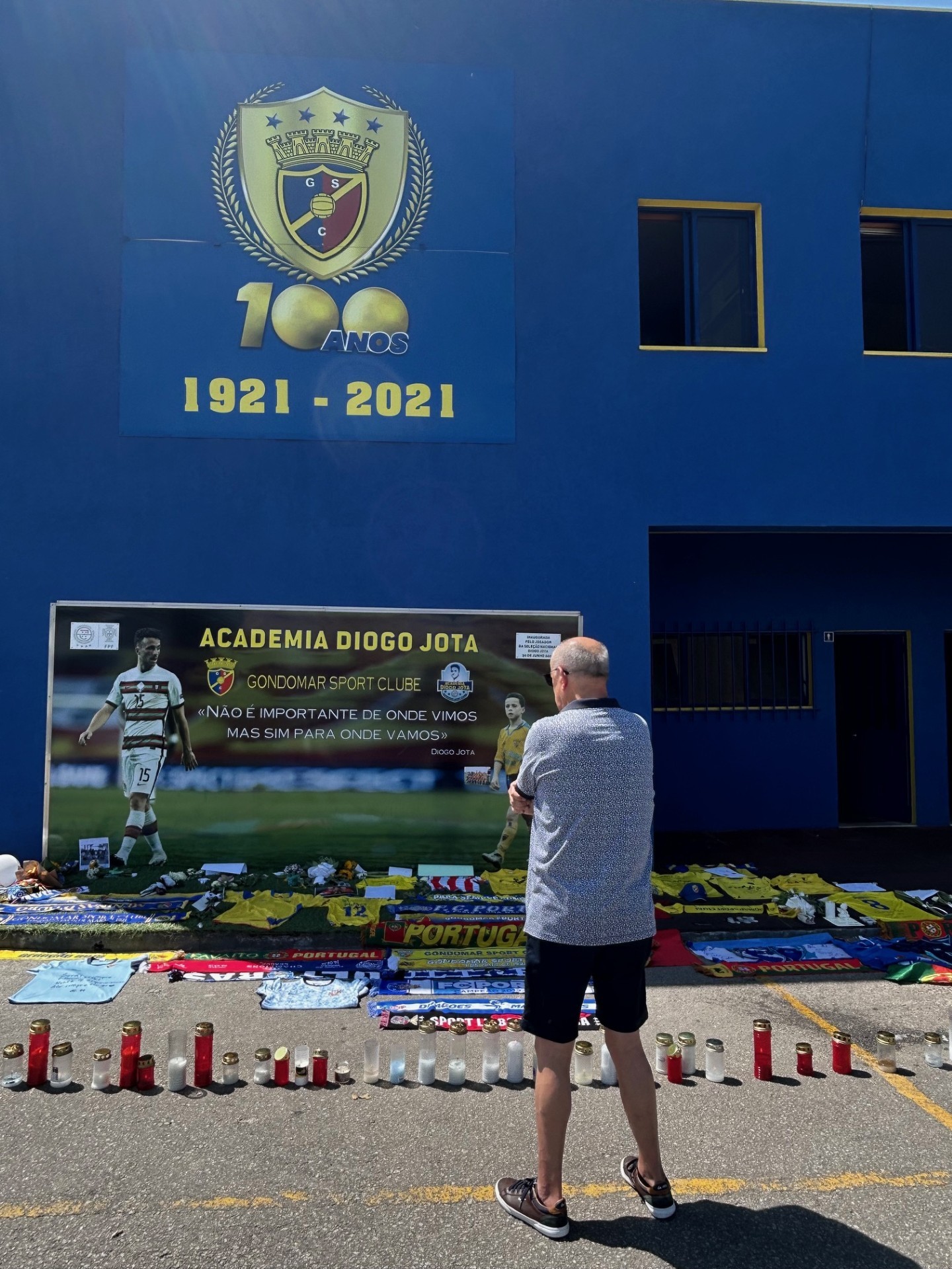 Fernando Ferreira, ex entrenador de Diogo Jota, en el altar del Gondomar SC