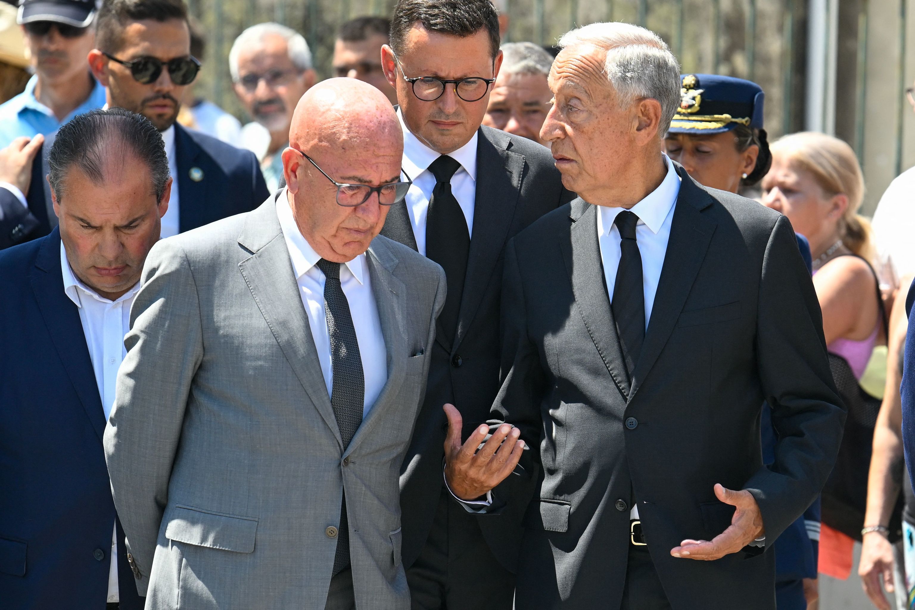 El presidente de Portugal, Marcelo Rebelo de Sousa (derecha) visitando la capilla ardiente.