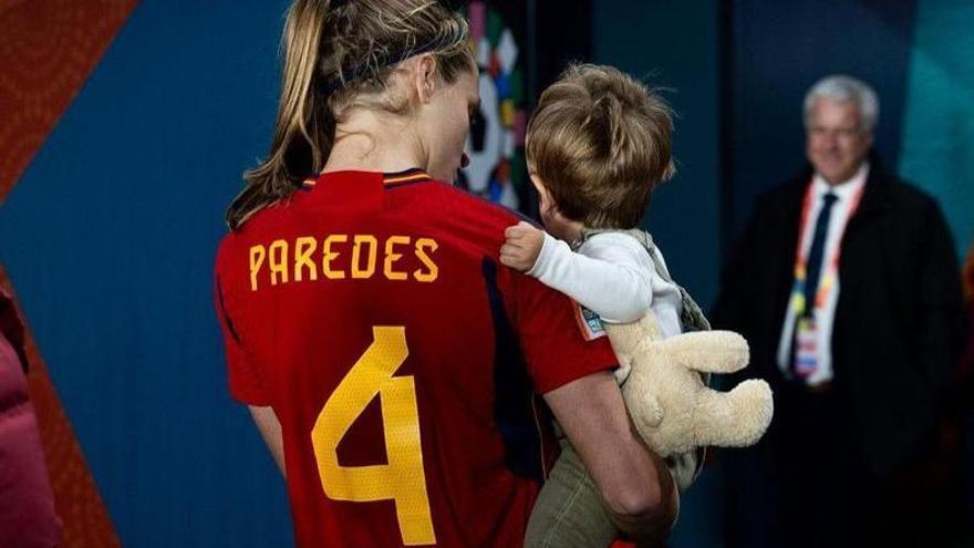 Irene Paredes, con su hijo Mateo en el Mundial de 2023.