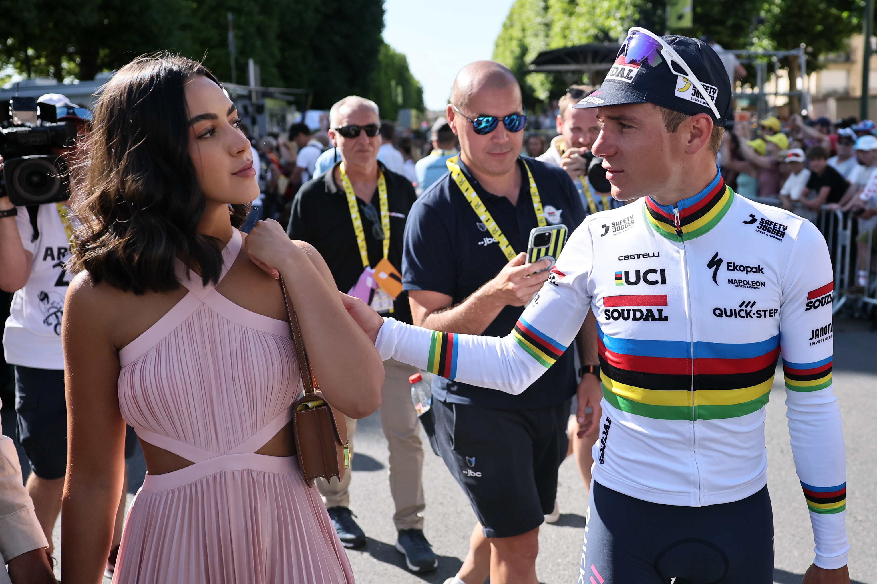 Evenepoel y su esposa Oumi Rayane, tras la victoria en Caen.