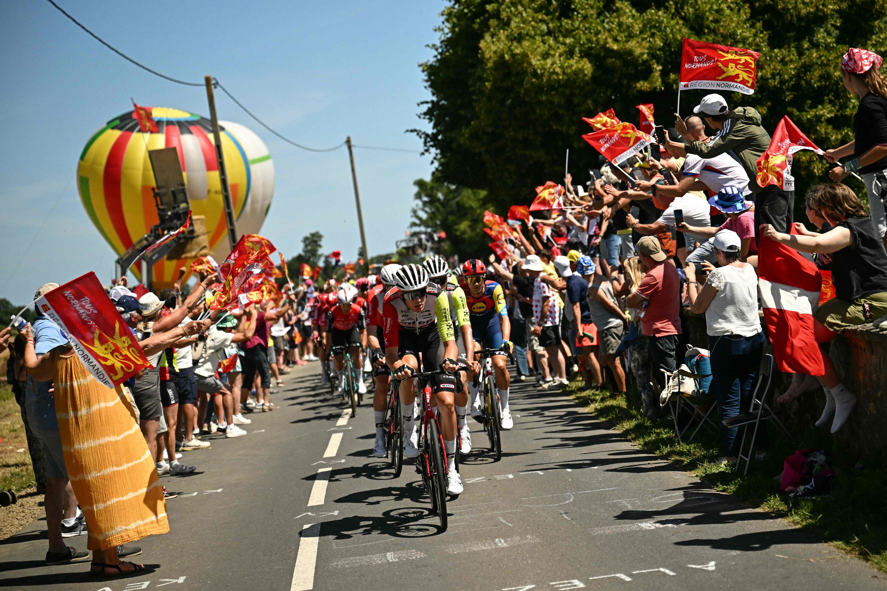 El pelotón del Tour, el jueves, camino de Vire Normandie.