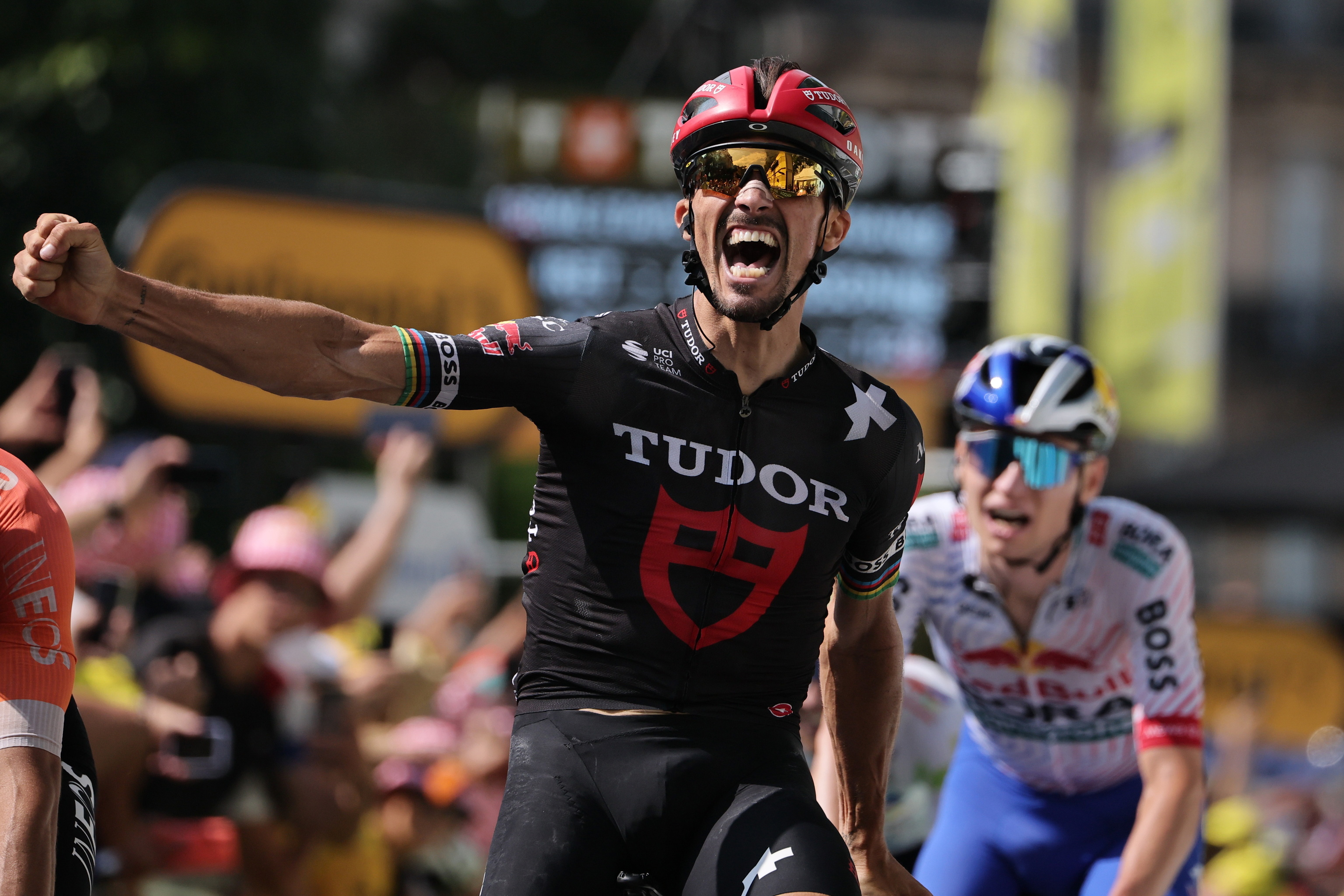 Julian Alaphilippe, celebra en la meta de Carcassonne.