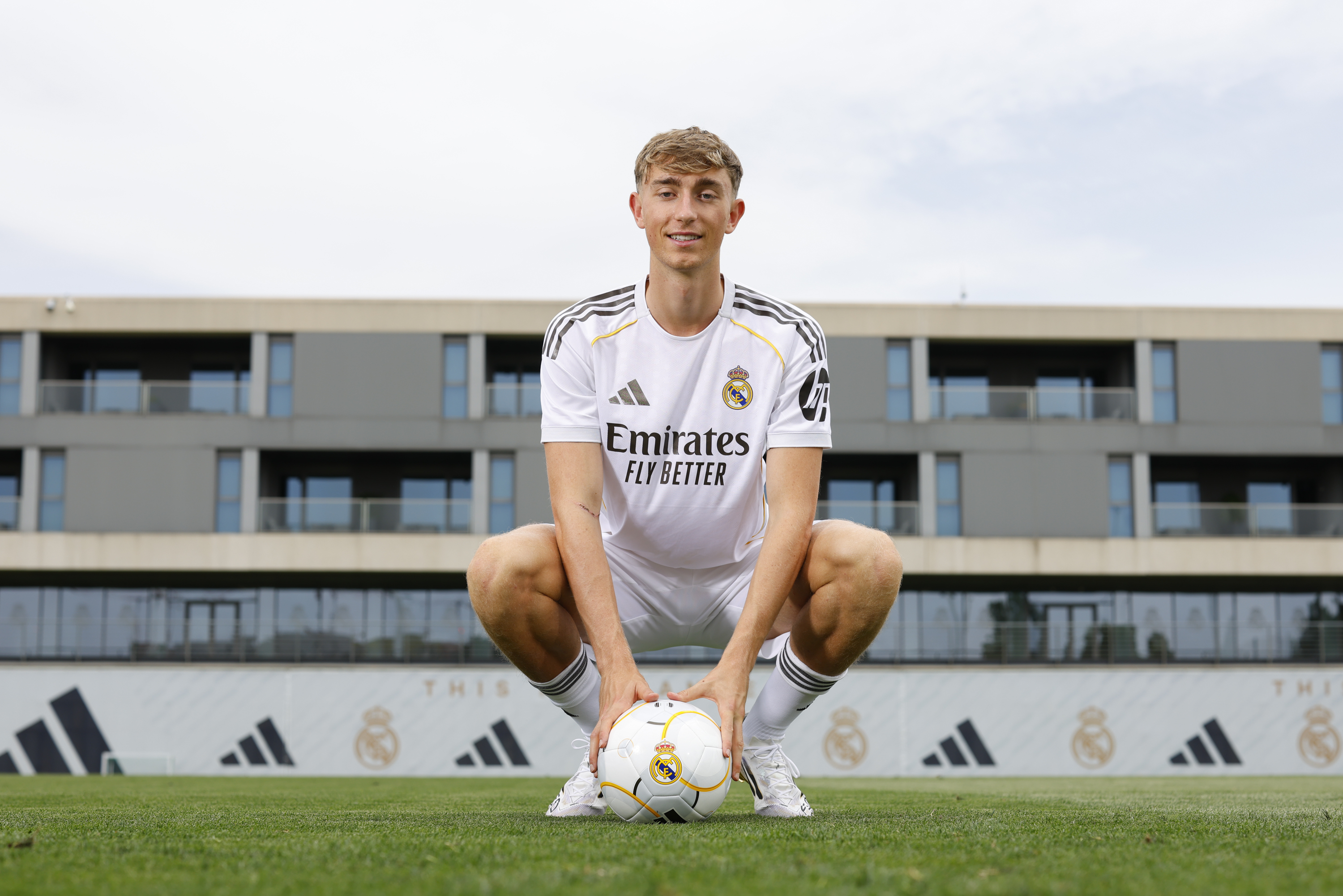 Huijsen, en la presentación con el Madrid.