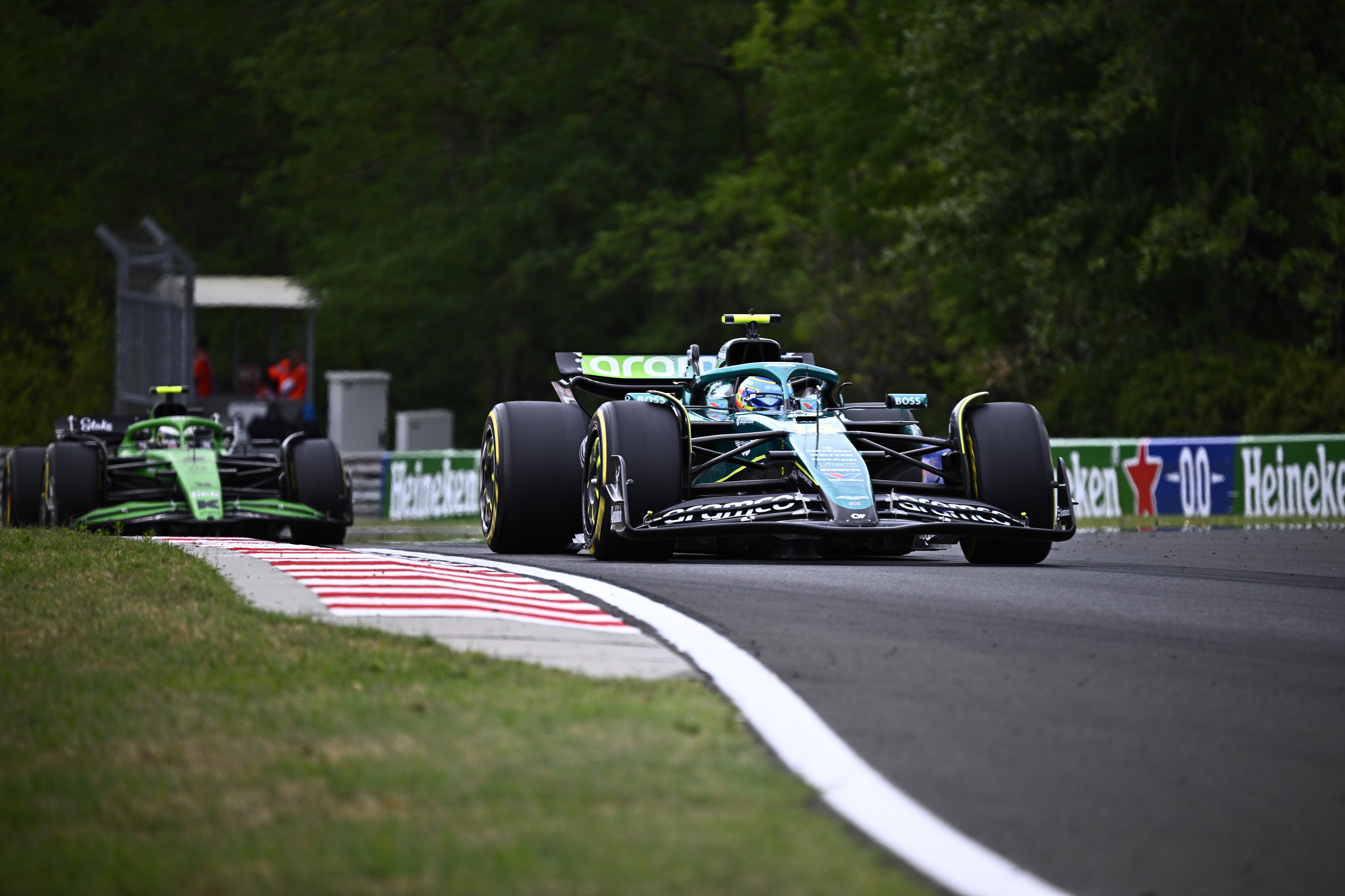 Alonso, por delante de Bortoleto, el domingo en Hungaroring.