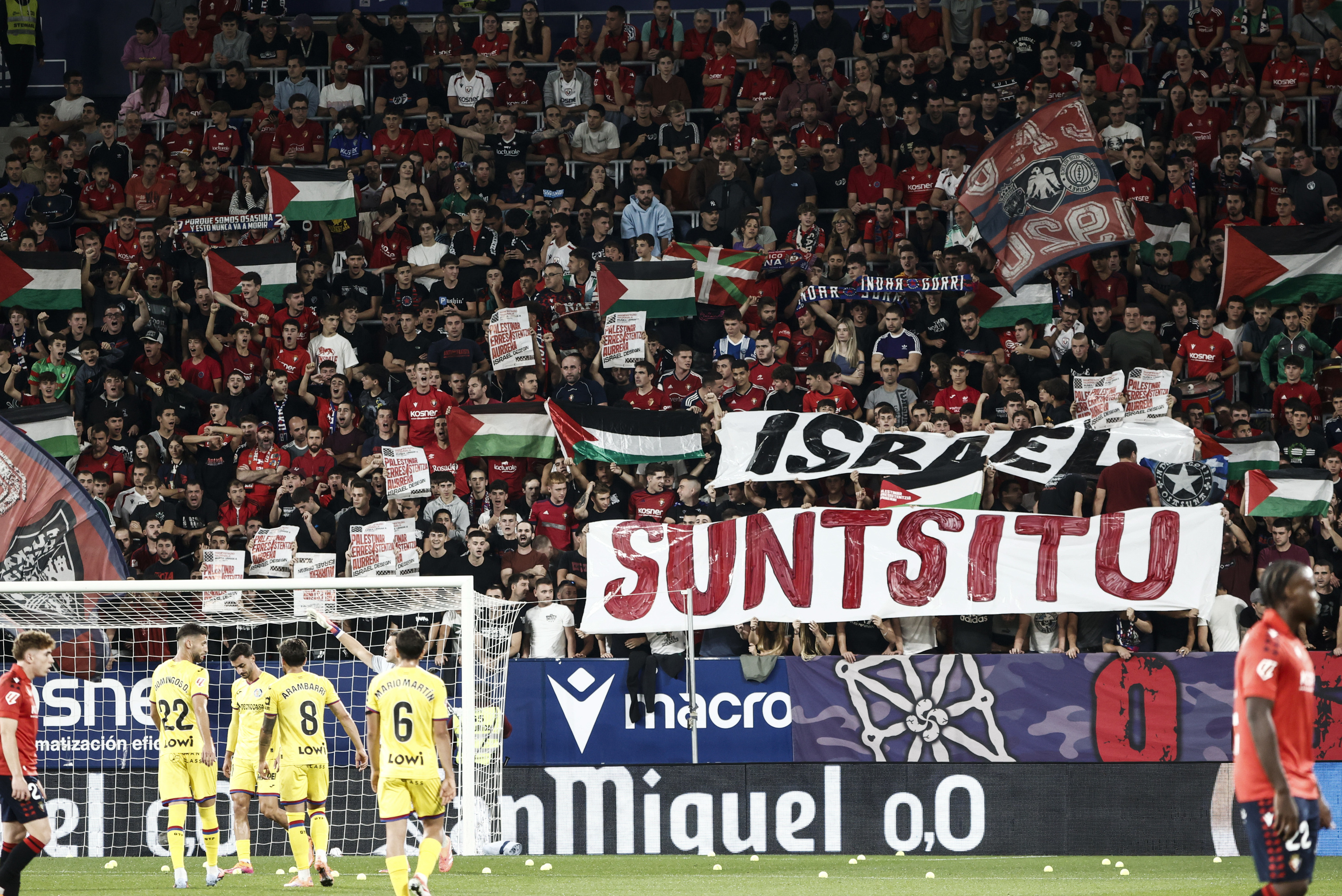 Pancartas contra Israel y a favor de Palestina, el viernes en El Sadar.