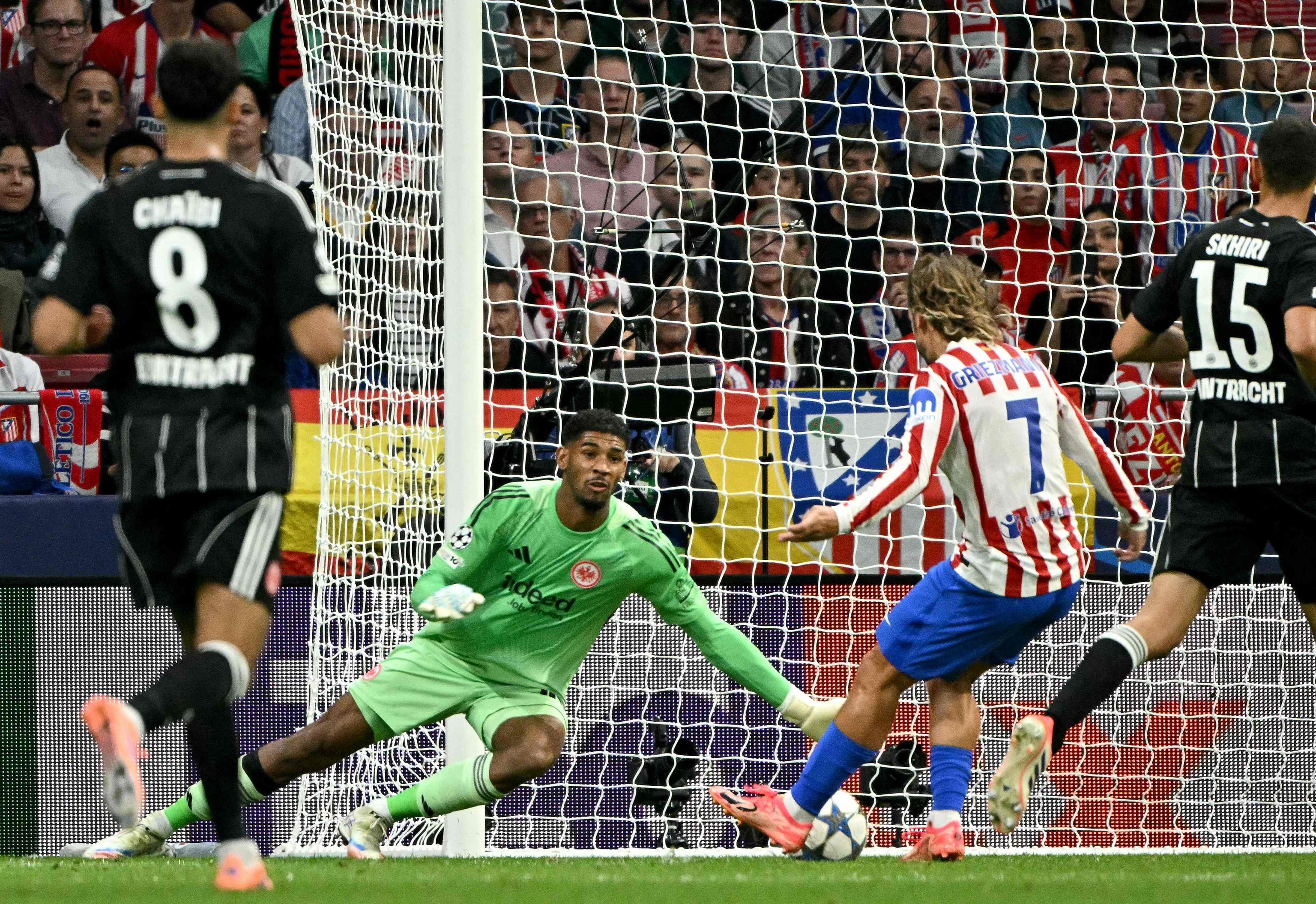 El remate de Griezmann que valió el 3-1 ante el Eintracht.
