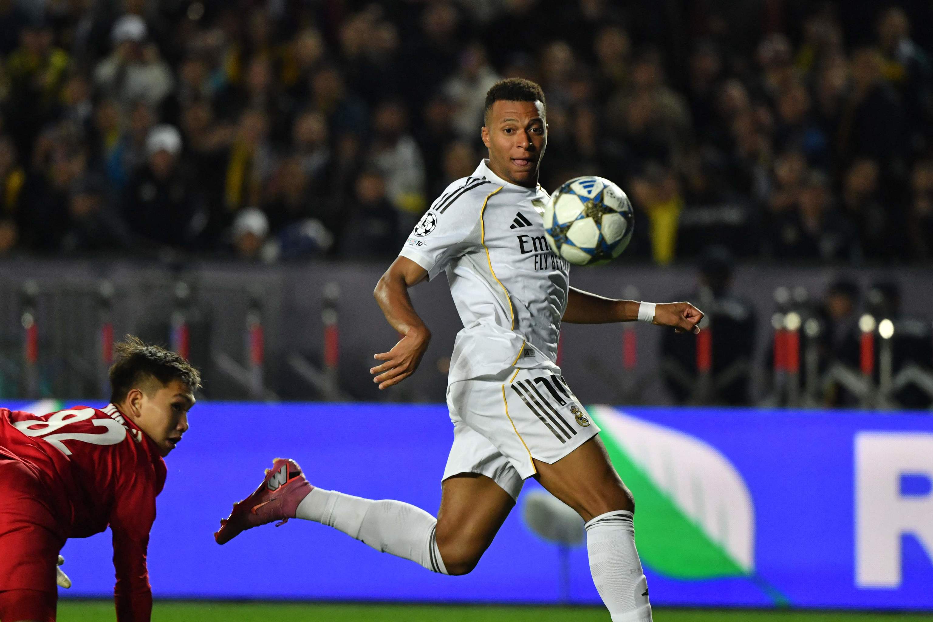 Mbappé anota su segundo gol.