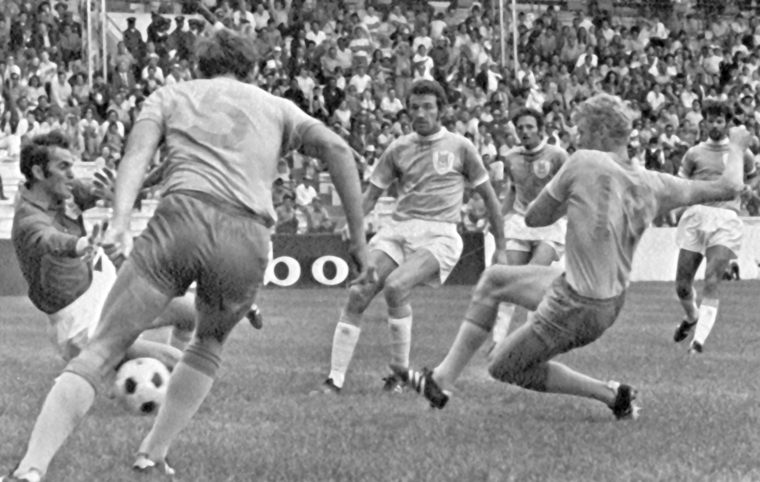 Turesson marca para Suecia ante Israel en el Mundial de 1970.