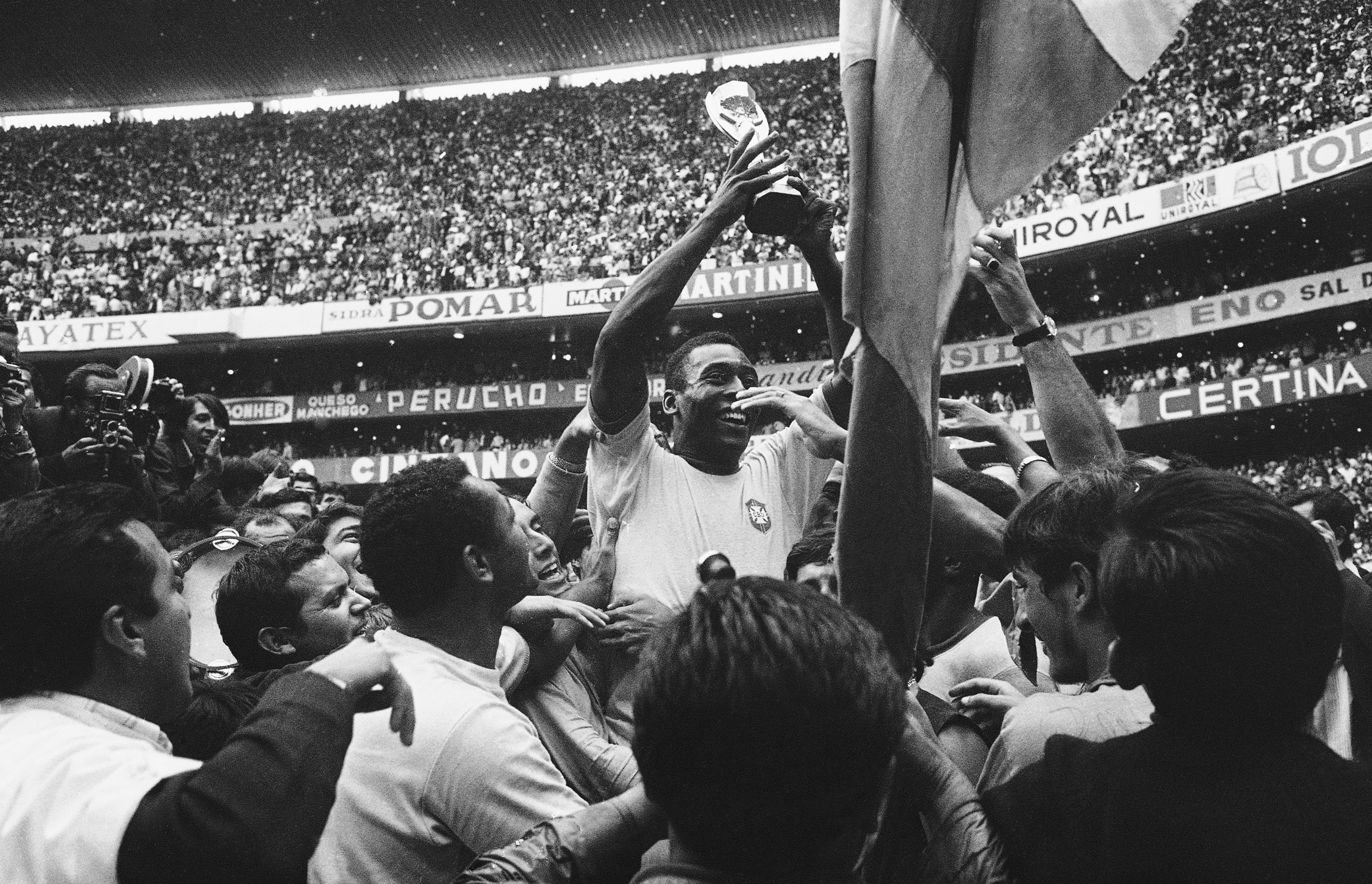 Pelé, con la Copa Jules Rimet tras la final de México'70.