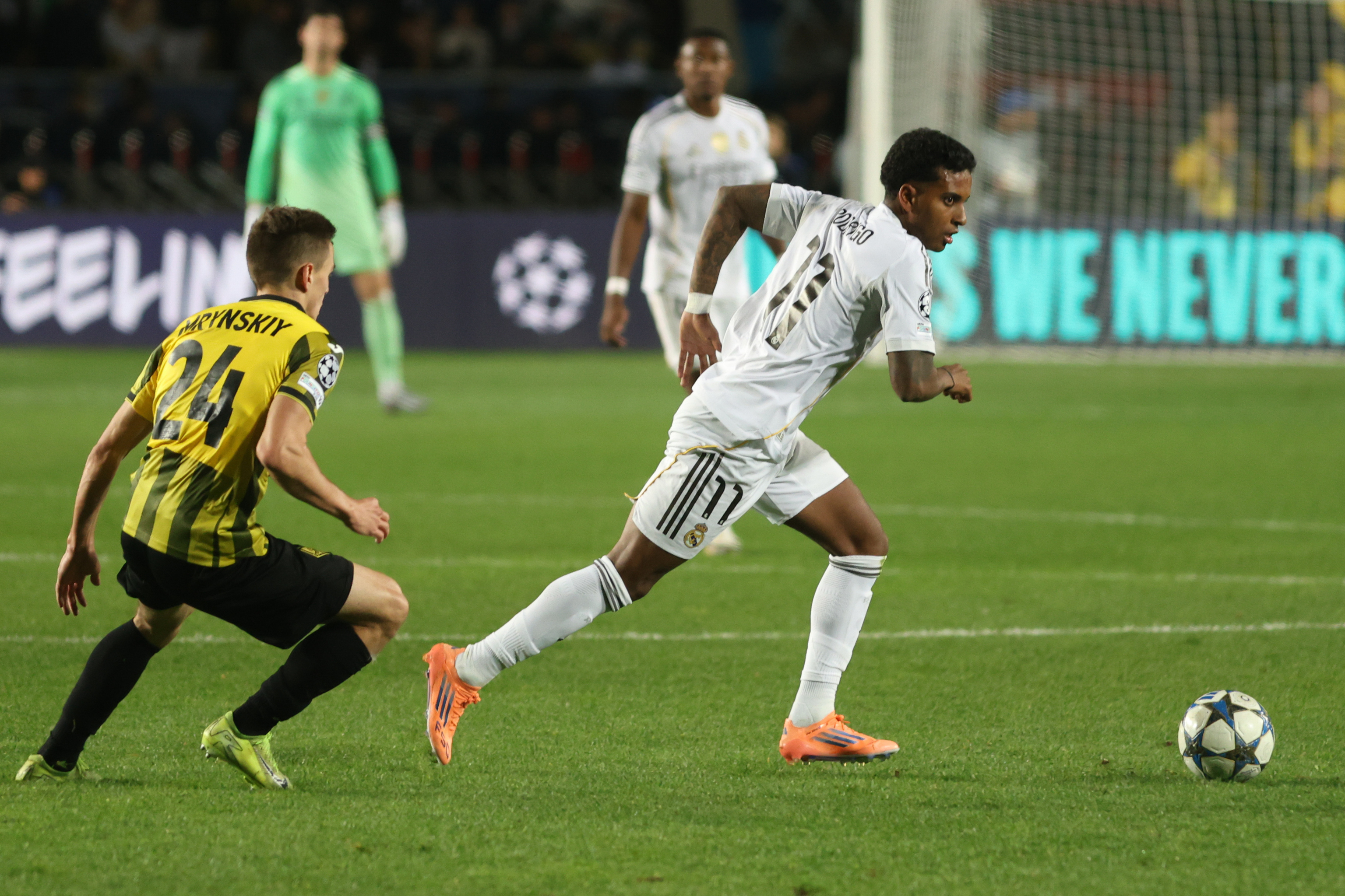 Rodrygo, ante Mrynskiy, el martes en Almaty.