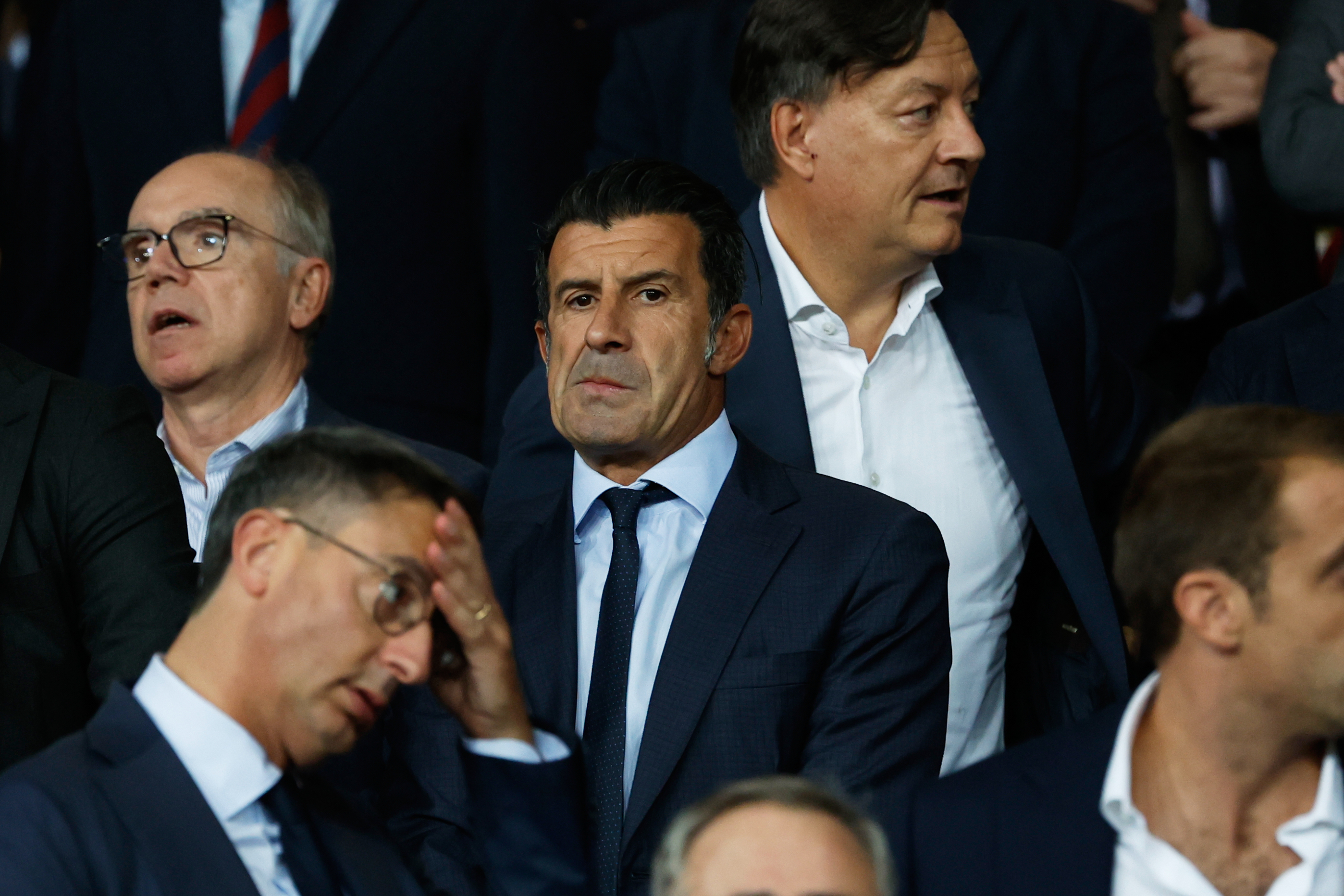 Figo, en el palco de Montjuic.