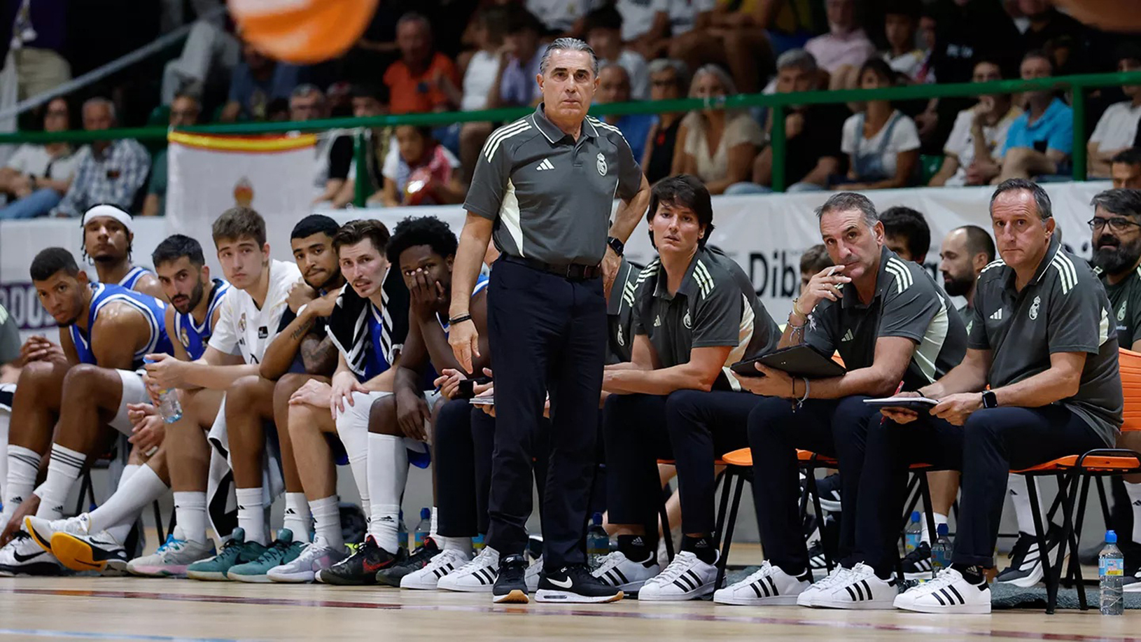 El banquillo del Real Madrid durante un partido de la pretemporada. Detrás de Sergio Scariolo, Stefan Ivanovic, Luis Guil y Pepe Blanco.