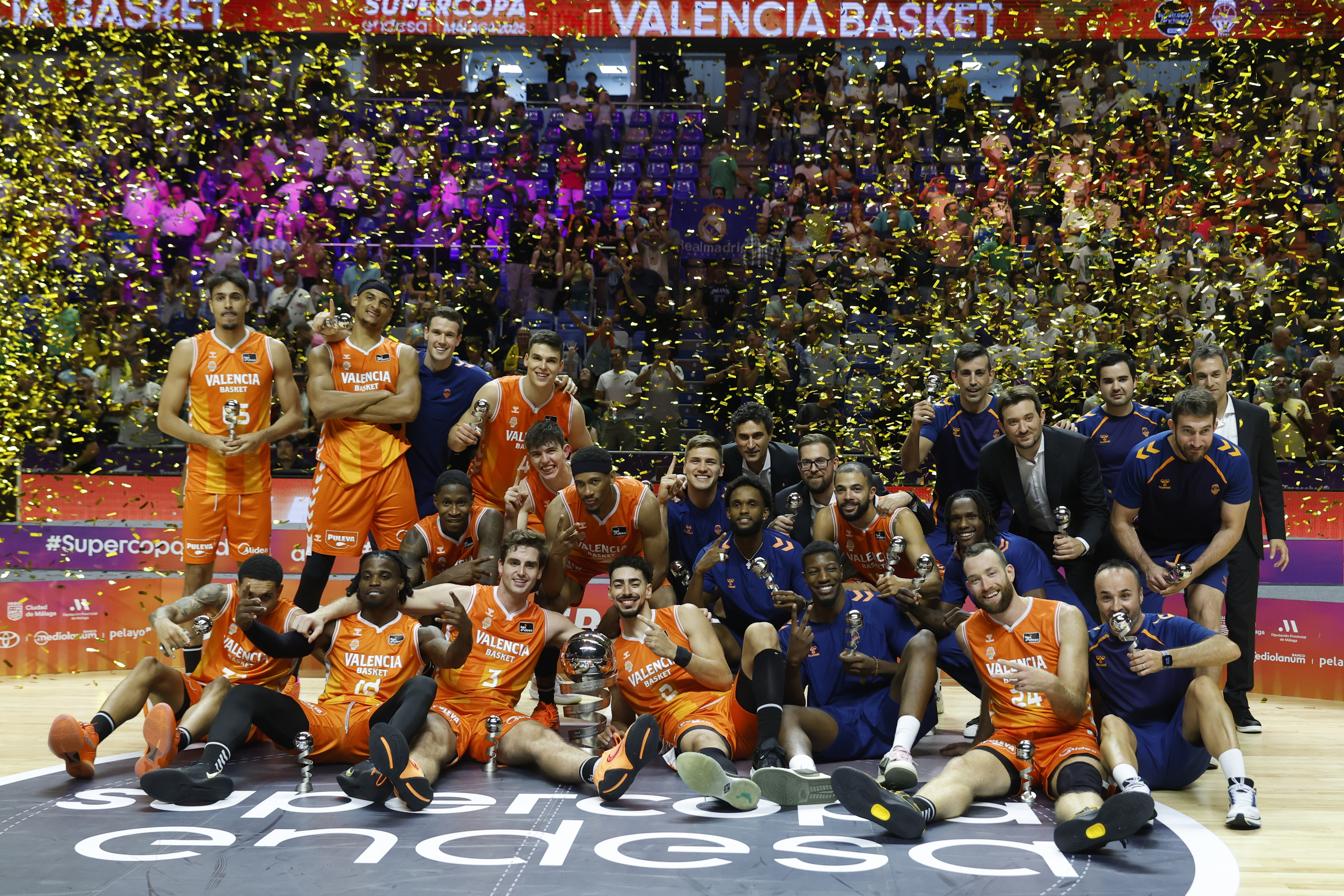 Los jugadores del Valencia, con el título de la Supercopa, en el Carpena.