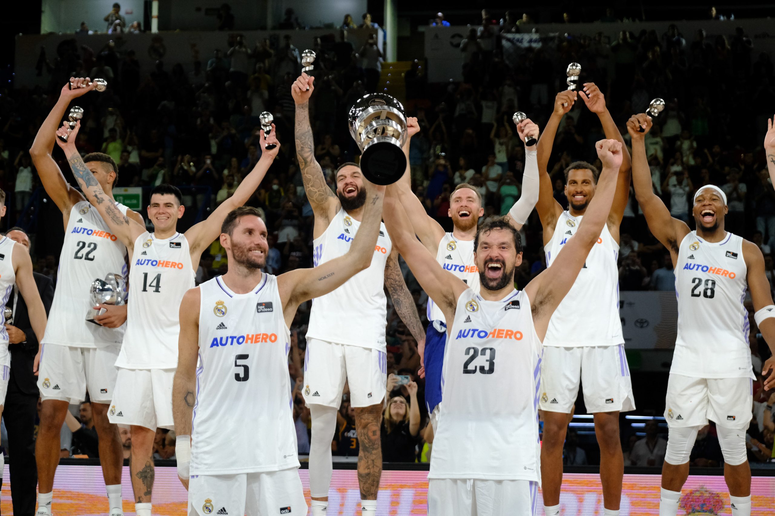 El Real Madrid del inmenso Tavares es el rey absoluto de la Supercopa