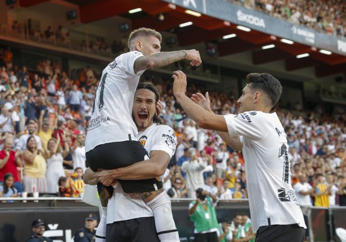 El Valencia baila ante el Celta en el debut de Cavani