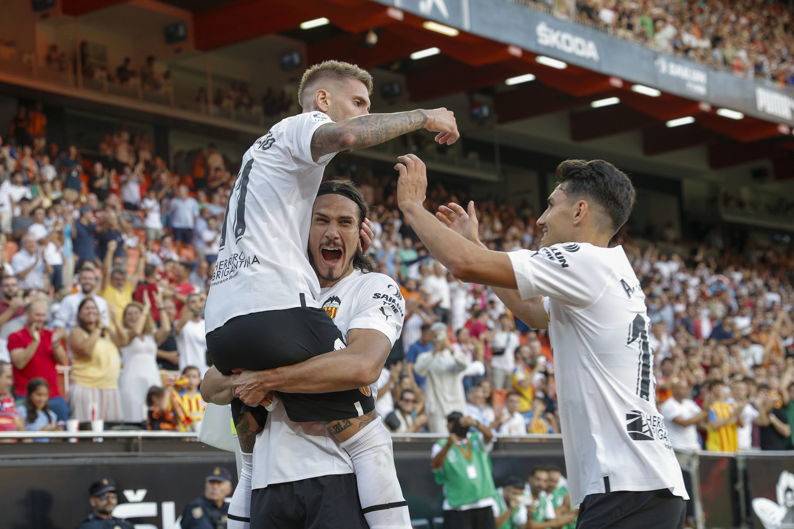 El Valencia baila ante el Celta en el debut de Cavani