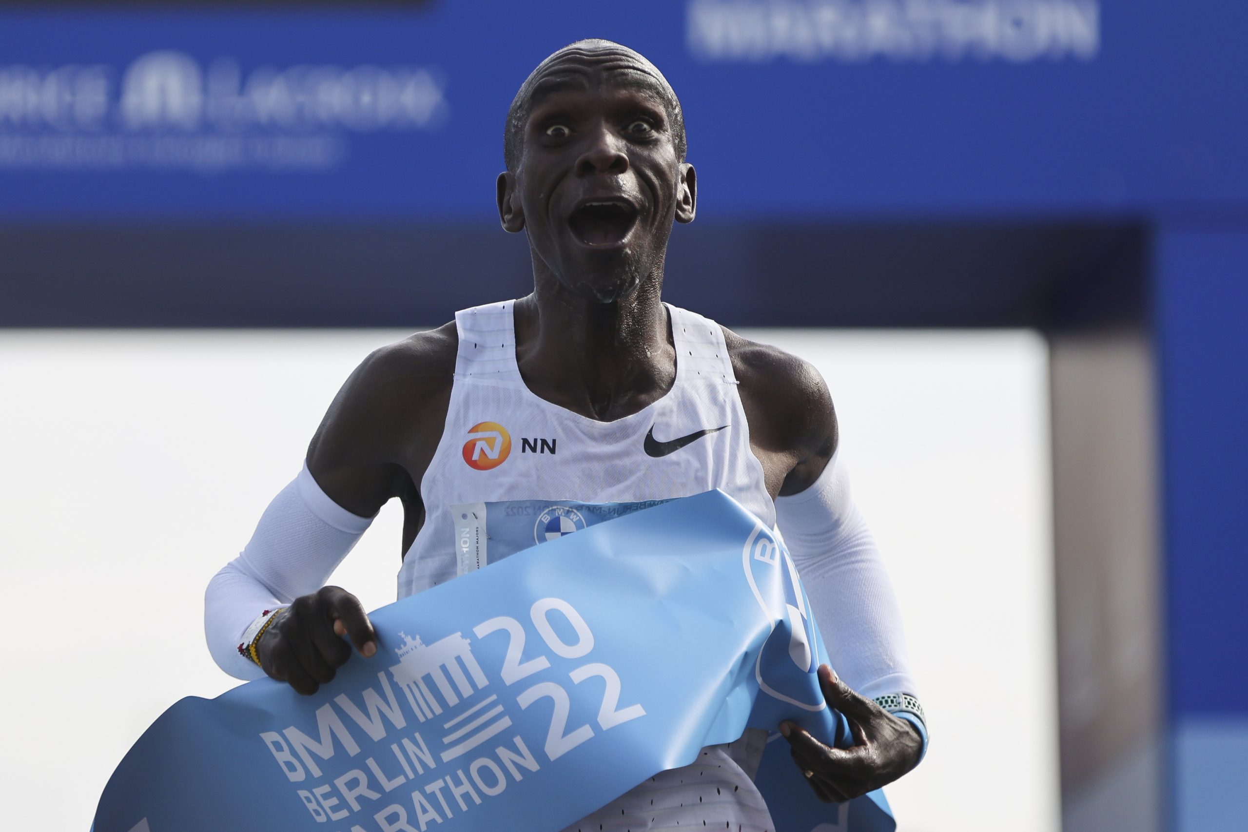 Eliud Kipchoge bate su propio récord del mundo de maratón y se planta ante la frontera de las dos horas