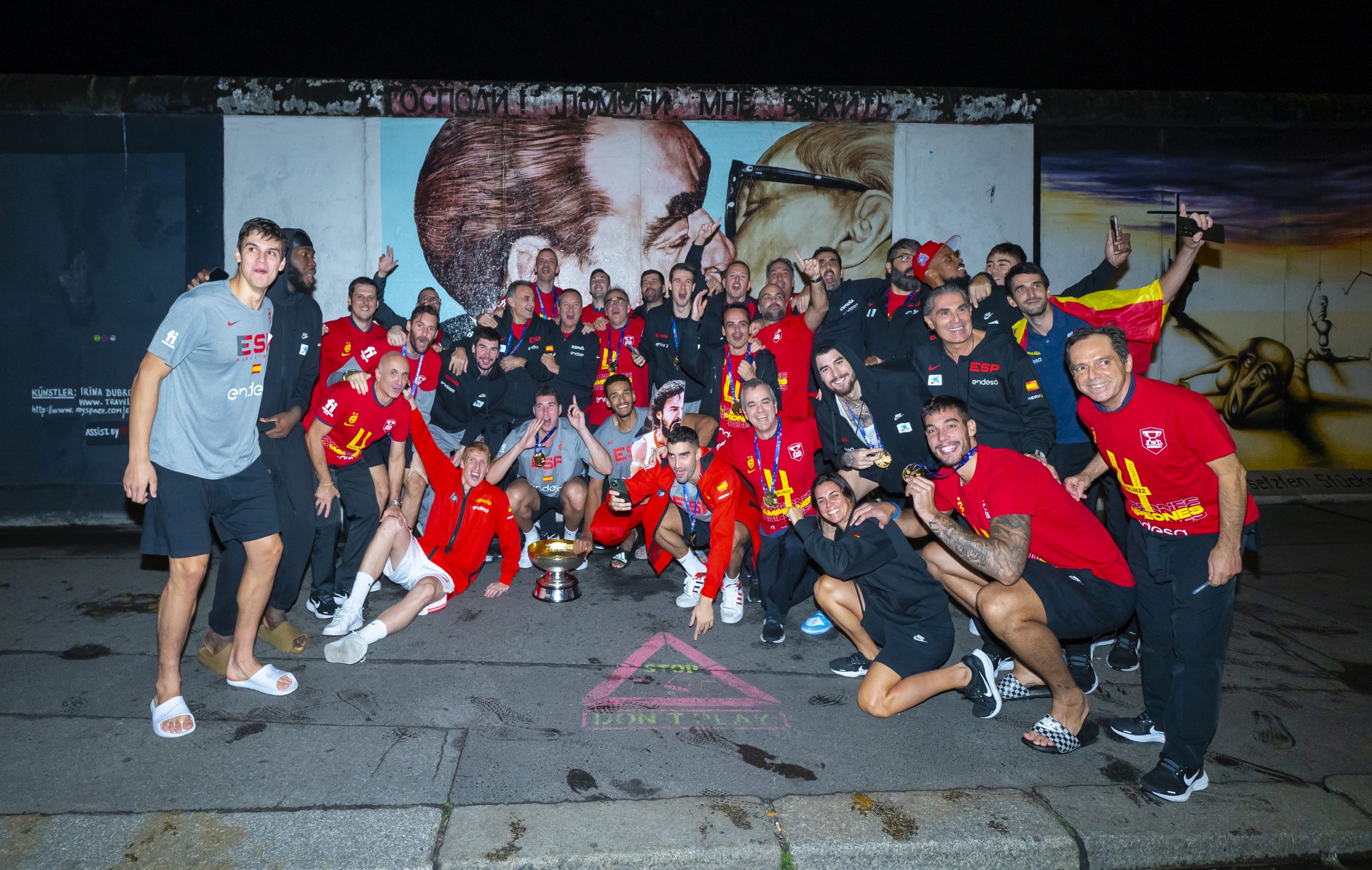 Lorenzo de Albacete, Bad Bunny, Hombres G y la última foto de los héroes de Berlín: "¡Para aquí, para aquí!"