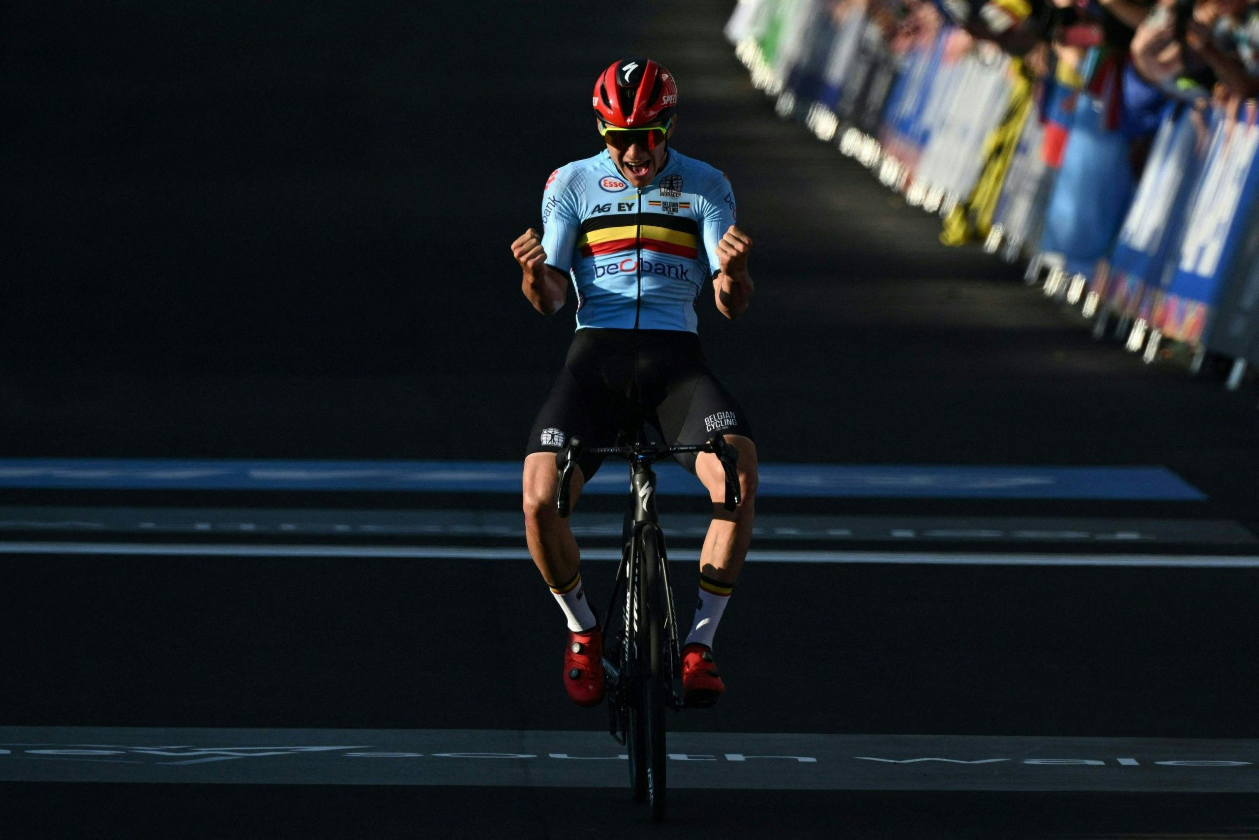 Remco Evenepoel se proclama campeón del mundo tras una fuga colosal