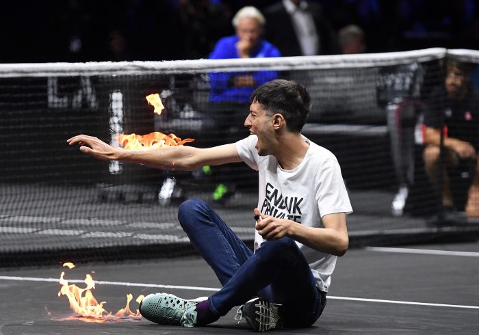 Un hombre se quema un brazo en la pista durante un partido de la Laver Cup