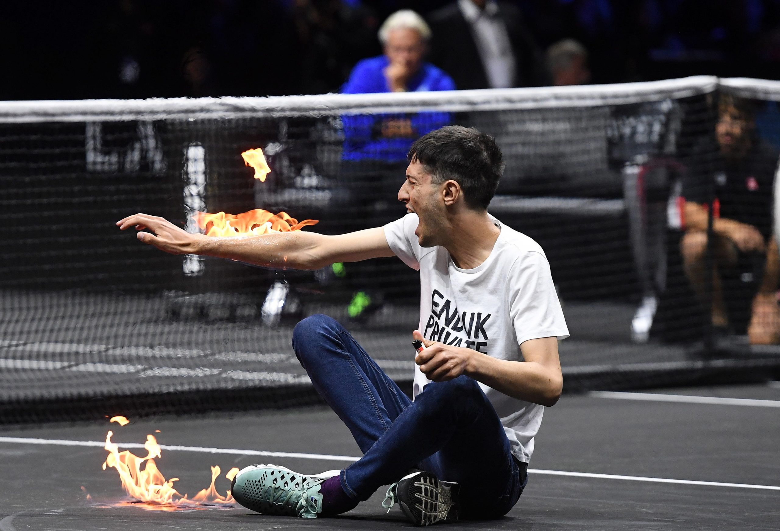 Un hombre se quema un brazo en la pista durante un partido de la Laver Cup