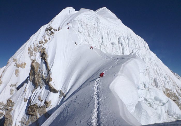 Al menos 10 muertos y 18 desaparecidos en una avalancha en el Himalaya