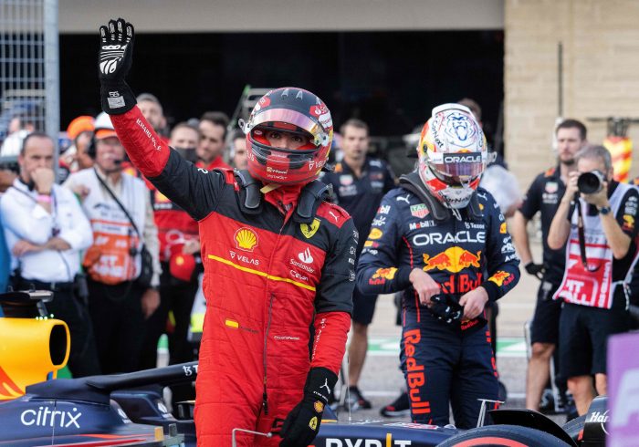 Carlos Sainz marca una ajustadísima 'pole' y peleará con Verstappen por la victoria