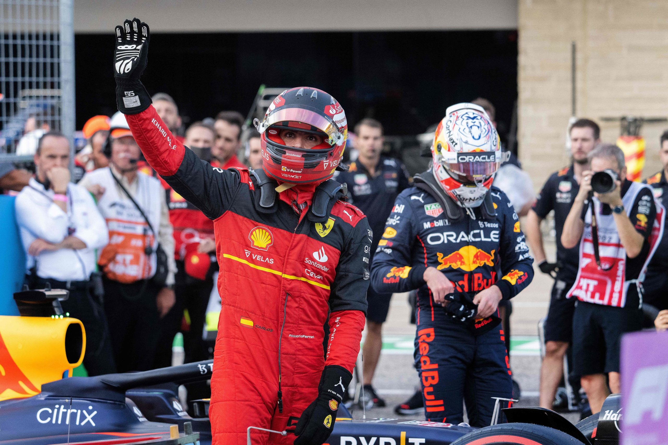 Carlos Sainz marca una ajustadísima 'pole' y peleará con Verstappen por la victoria