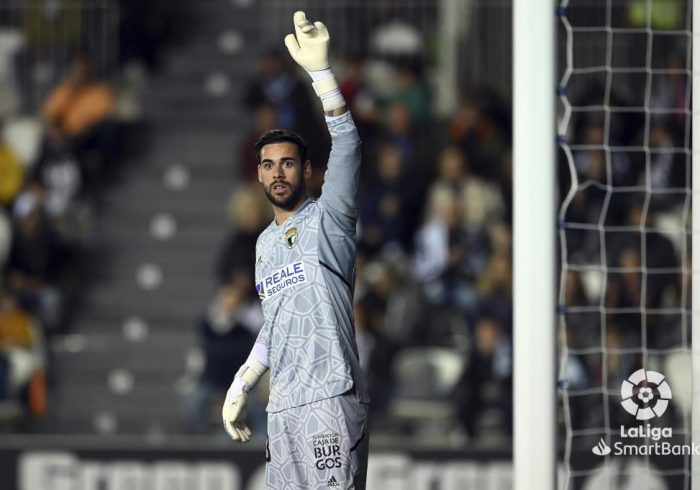 El fabuloso récord de Caro, con 810 minutos sin encajar en el Burgos: "Ojalá Casillas me diese consejos"