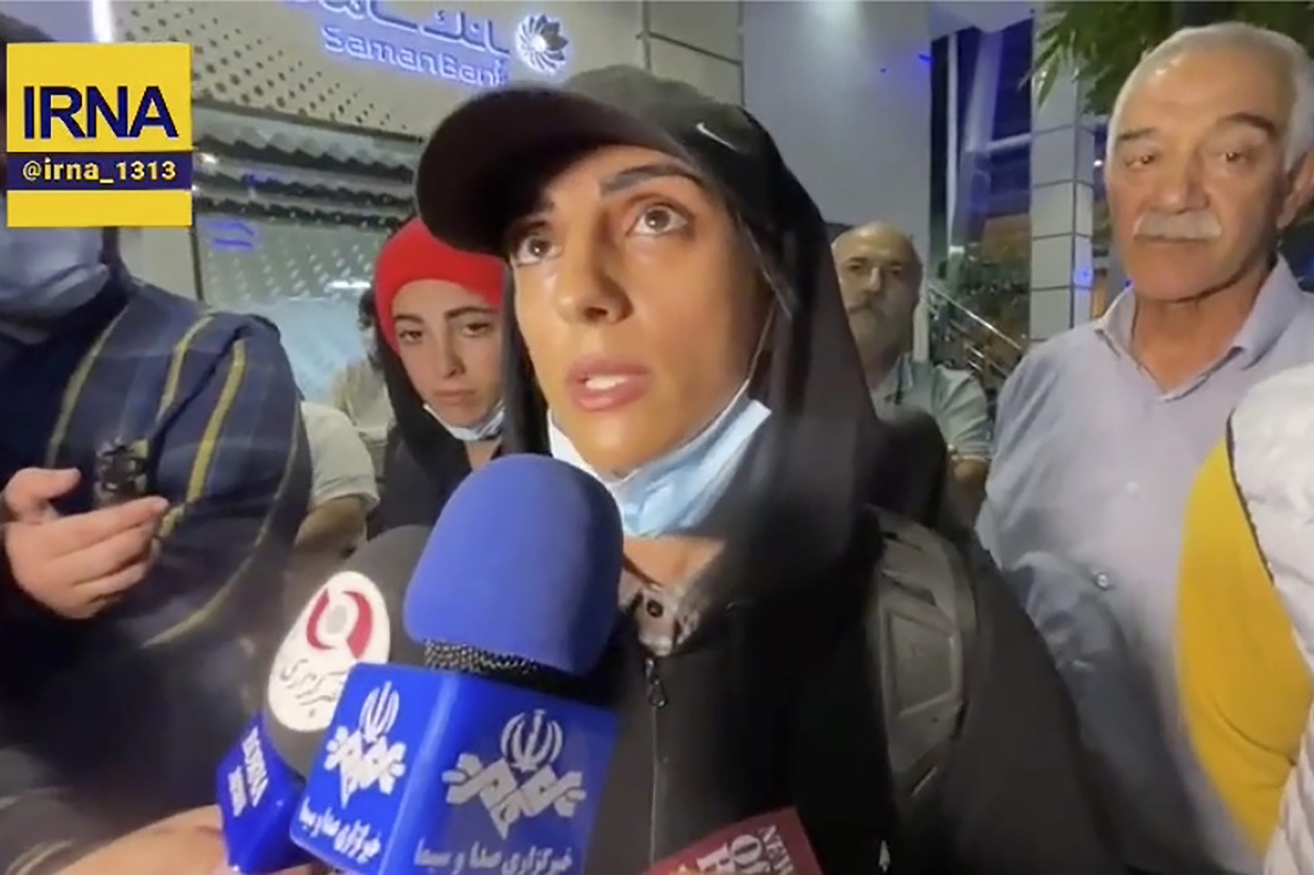 La escaladora Elnaz Rekabi, recibida al grito de campeona por el público en Irán