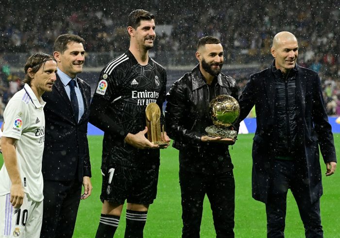 Los homenajes a Benzema y Courtois y la vuelta de Zidane y Casillas al césped del Bernabéu