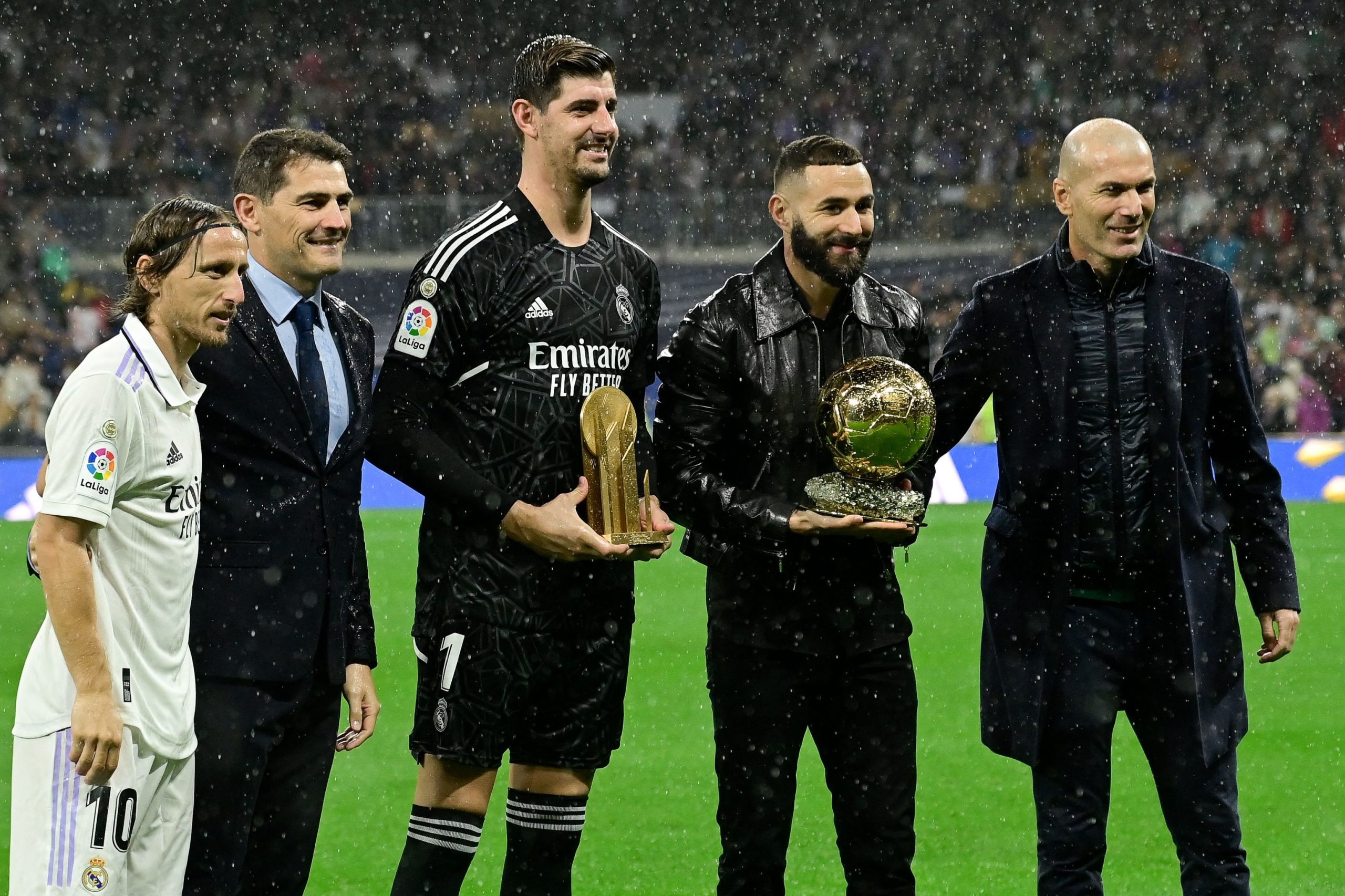 Los homenajes a Benzema y Courtois y la vuelta de Zidane y Casillas al césped del Bernabéu