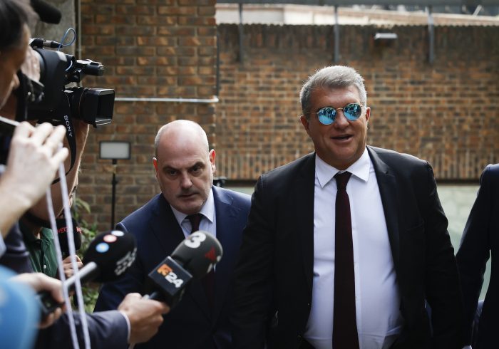 Multa de 150 euros a Laporta por colarse en el vestuario del árbitro tras el clásico