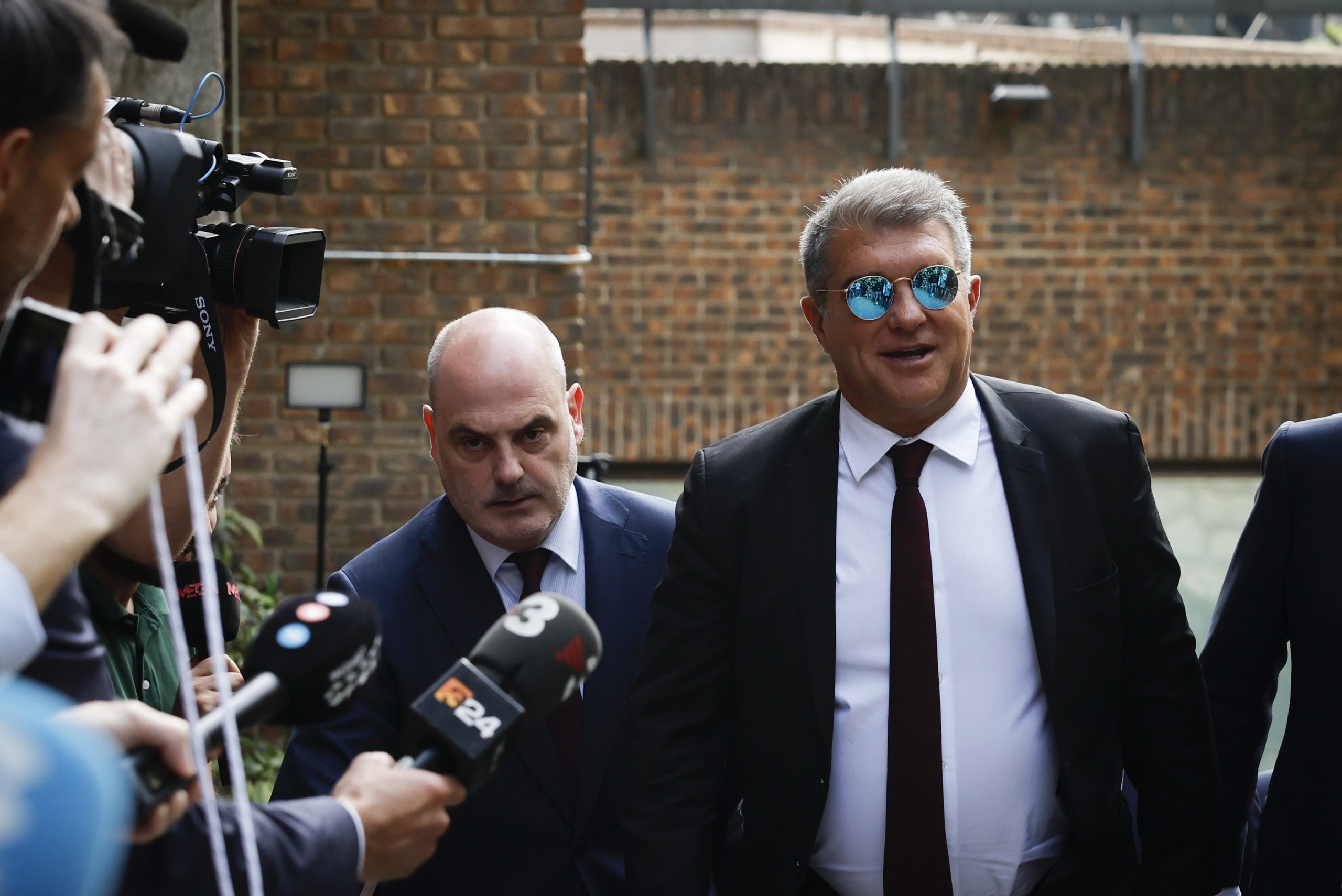 Multa de 150 euros a Laporta por colarse en el vestuario del árbitro tras el clásico