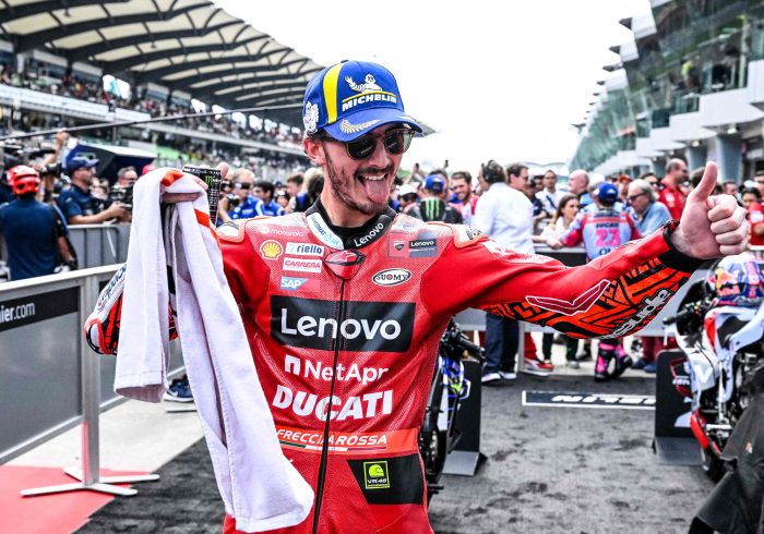Pecco Bagnaia vence con otro favor de Ducati y se queda a un suspiro de ser campeón