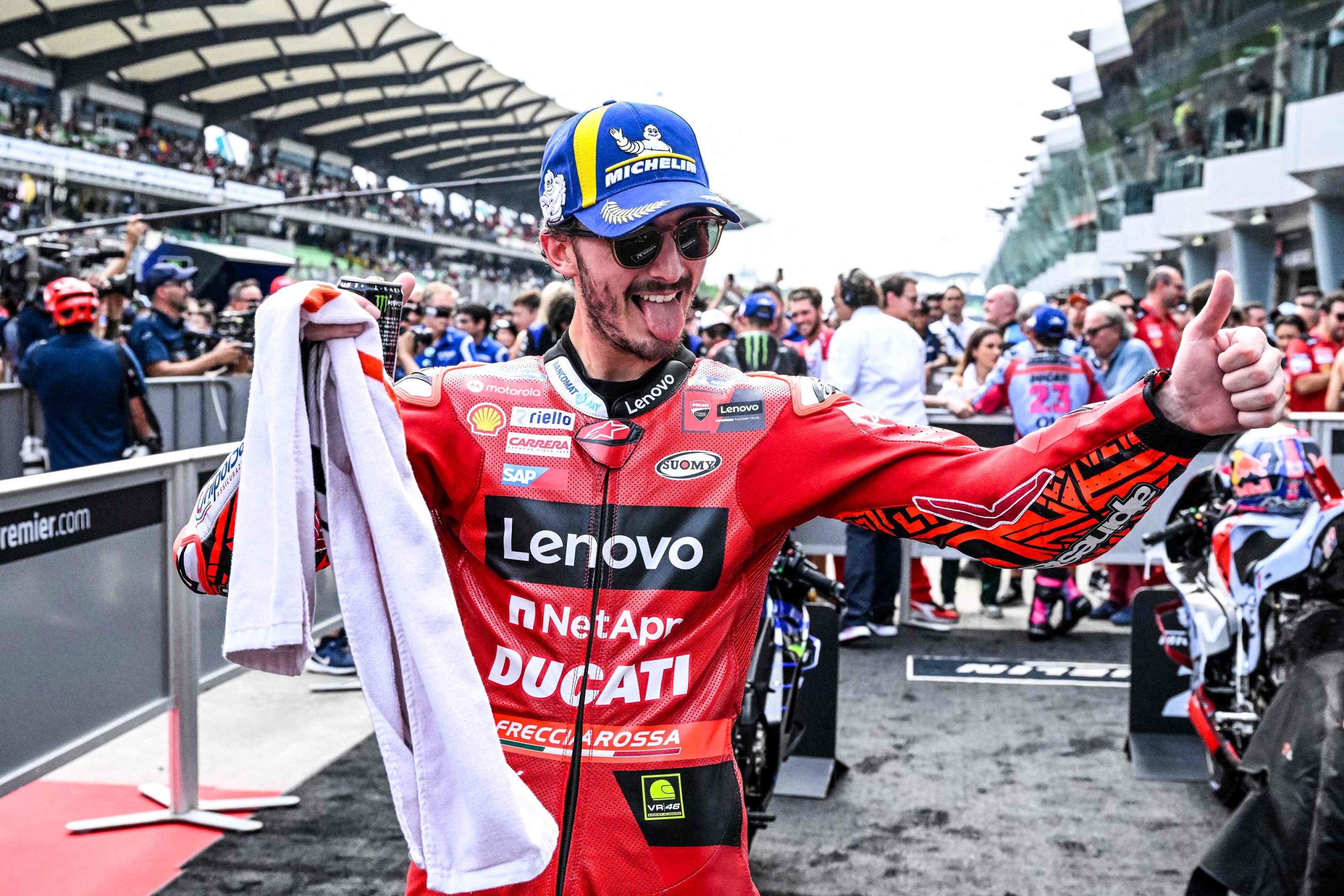 Pecco Bagnaia vence con otro favor de Ducati y se queda a un suspiro de ser campeón