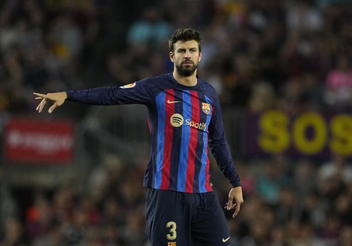 Piqué, recibido con pitos por el Camp Nou tras entrar como suplente