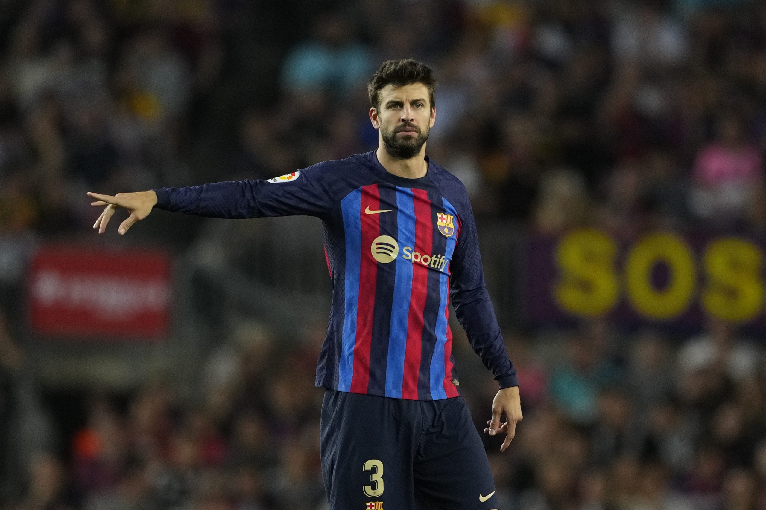 Piqué, recibido con pitos por el Camp Nou tras entrar como suplente