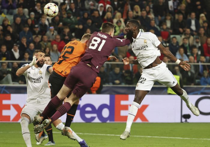 Rüdiger se juega la cabeza y mete al Madrid en octavos sobre la bocina